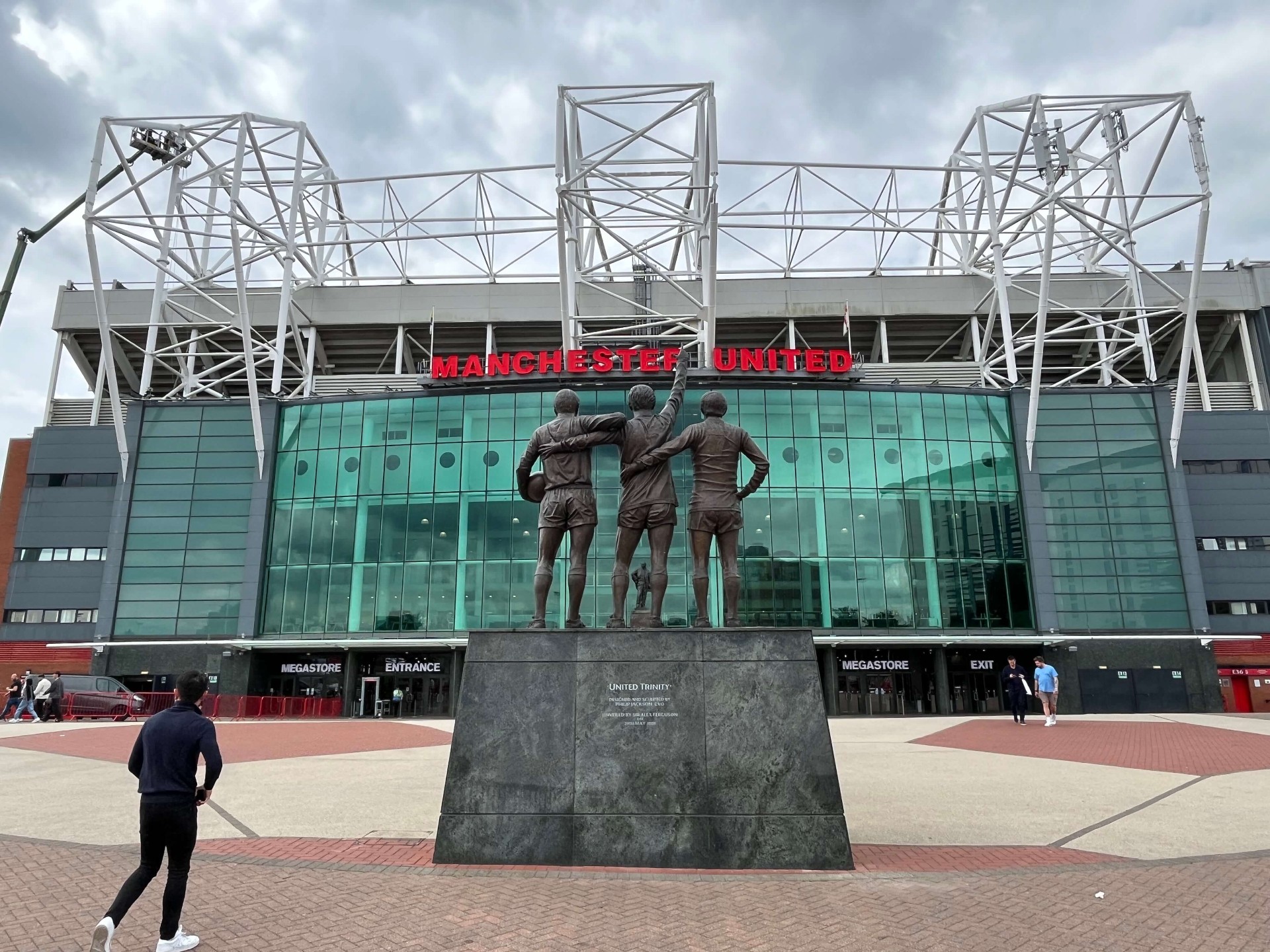 United Trinity standbeeld van Best, Law en Charlton voor de hoofdingang van Old Trafford