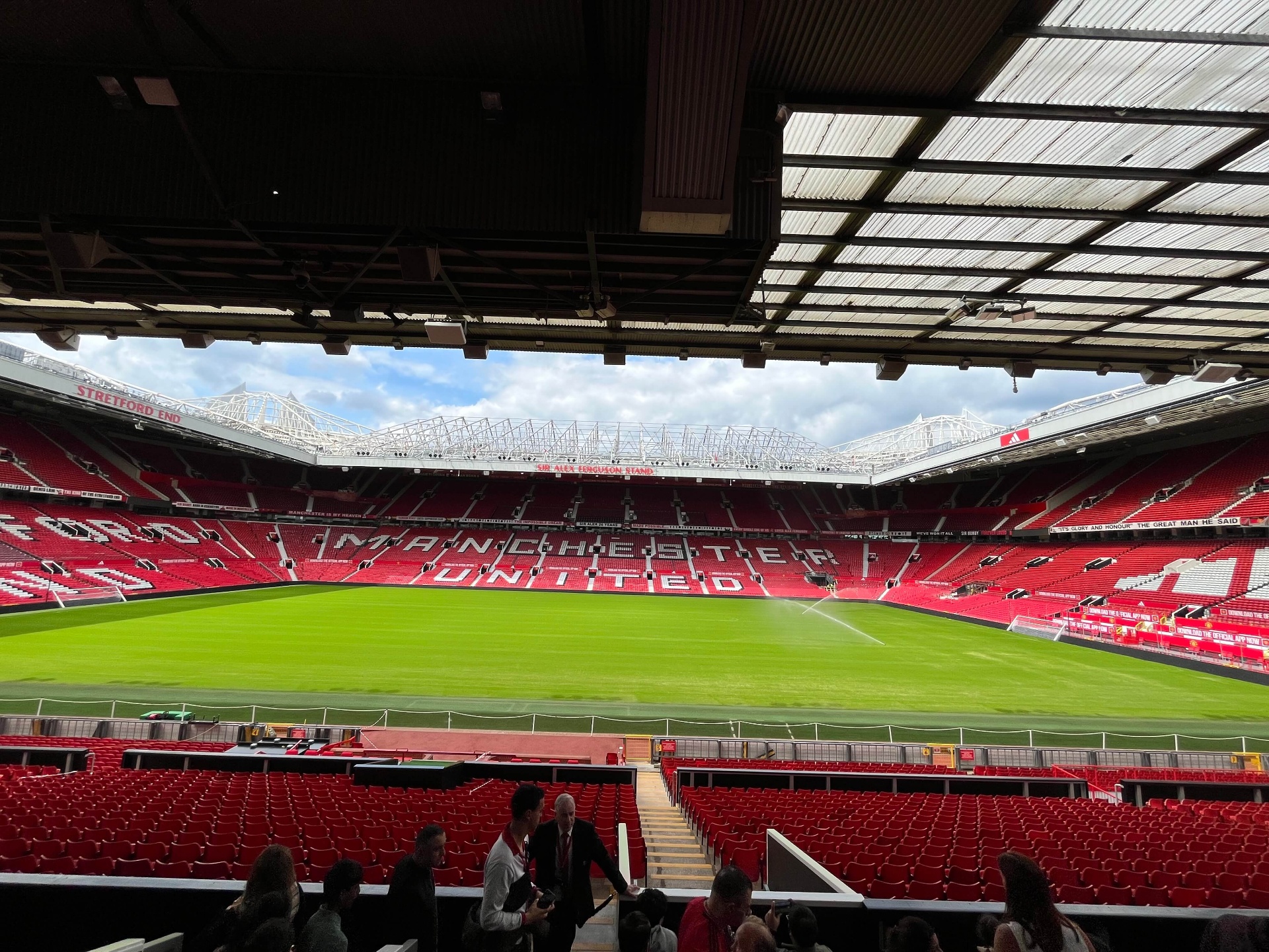 Panorama van het veld en de tribunes van Old Trafford met Manchester United op de tribune