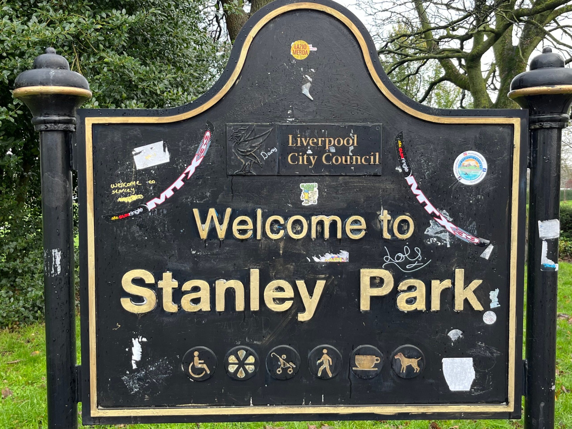 Welcome to Stanley Park bord van Liverpool City Council tussen Goodison Park en Anfield