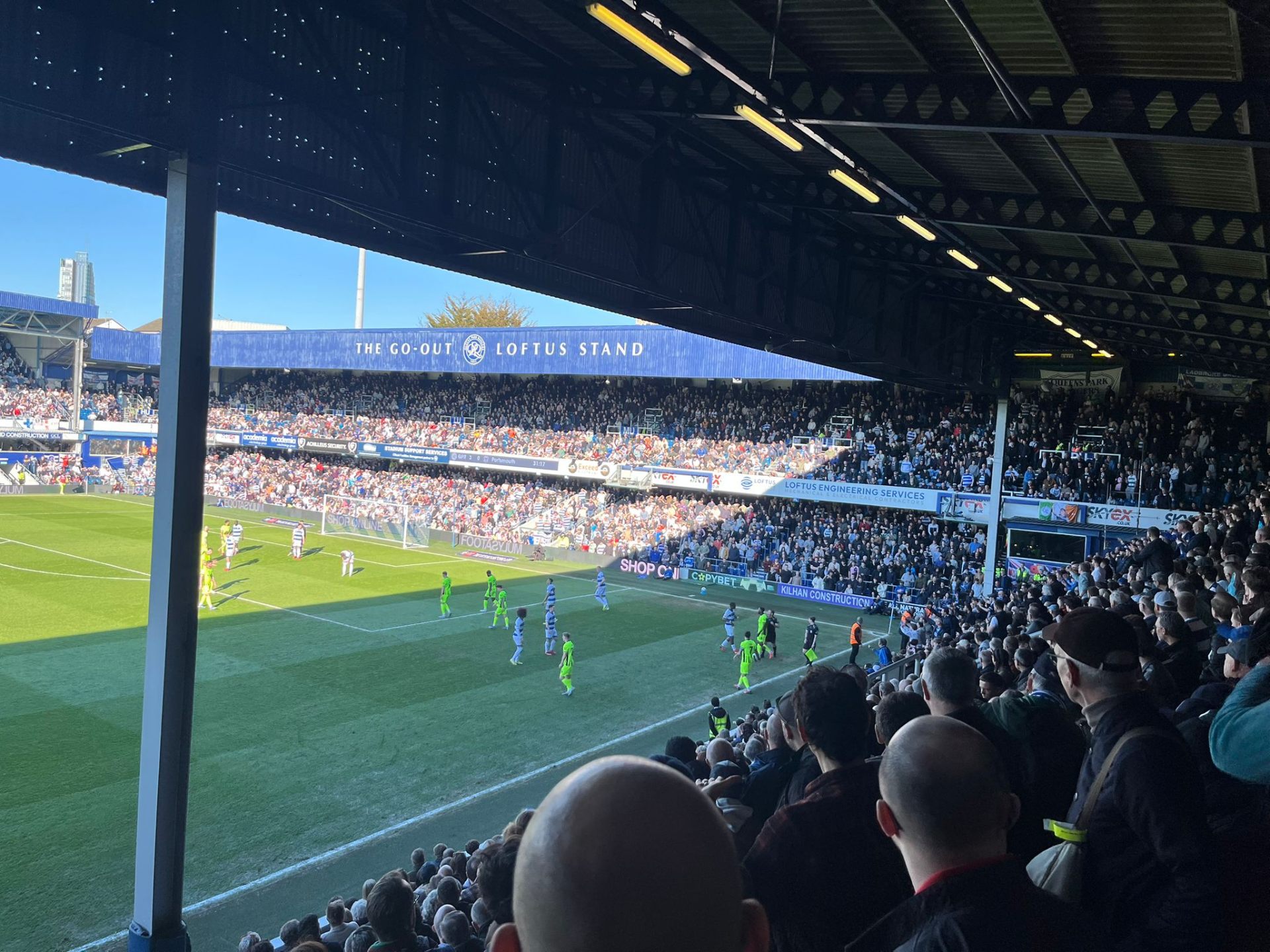Volle tribunes van The Go-Out Loftus Stand tijdens een wedstrijd van QPR op Loftus Road