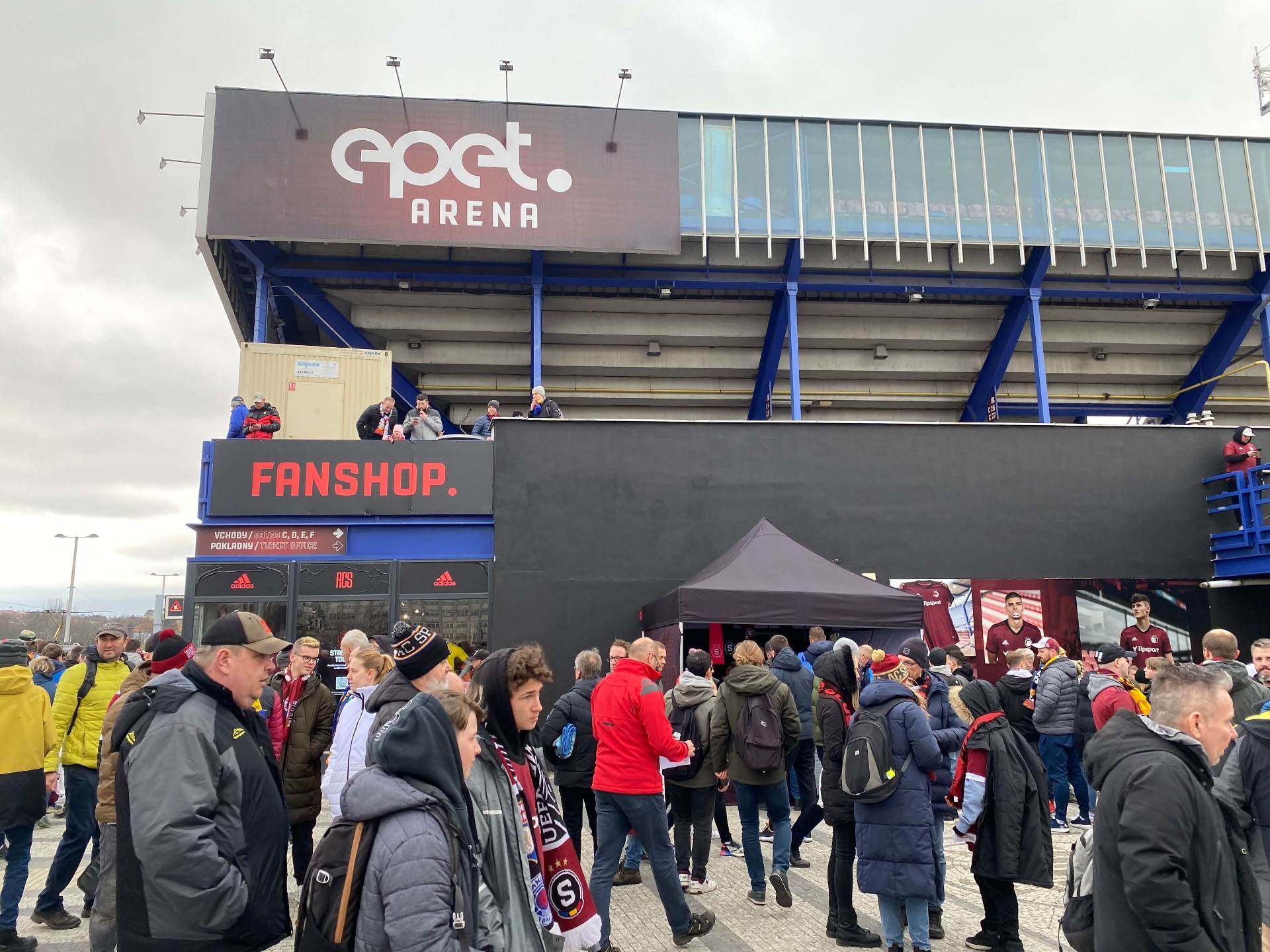 Sfeerimpressie Sparta Praag supporters in het Letná Stadium