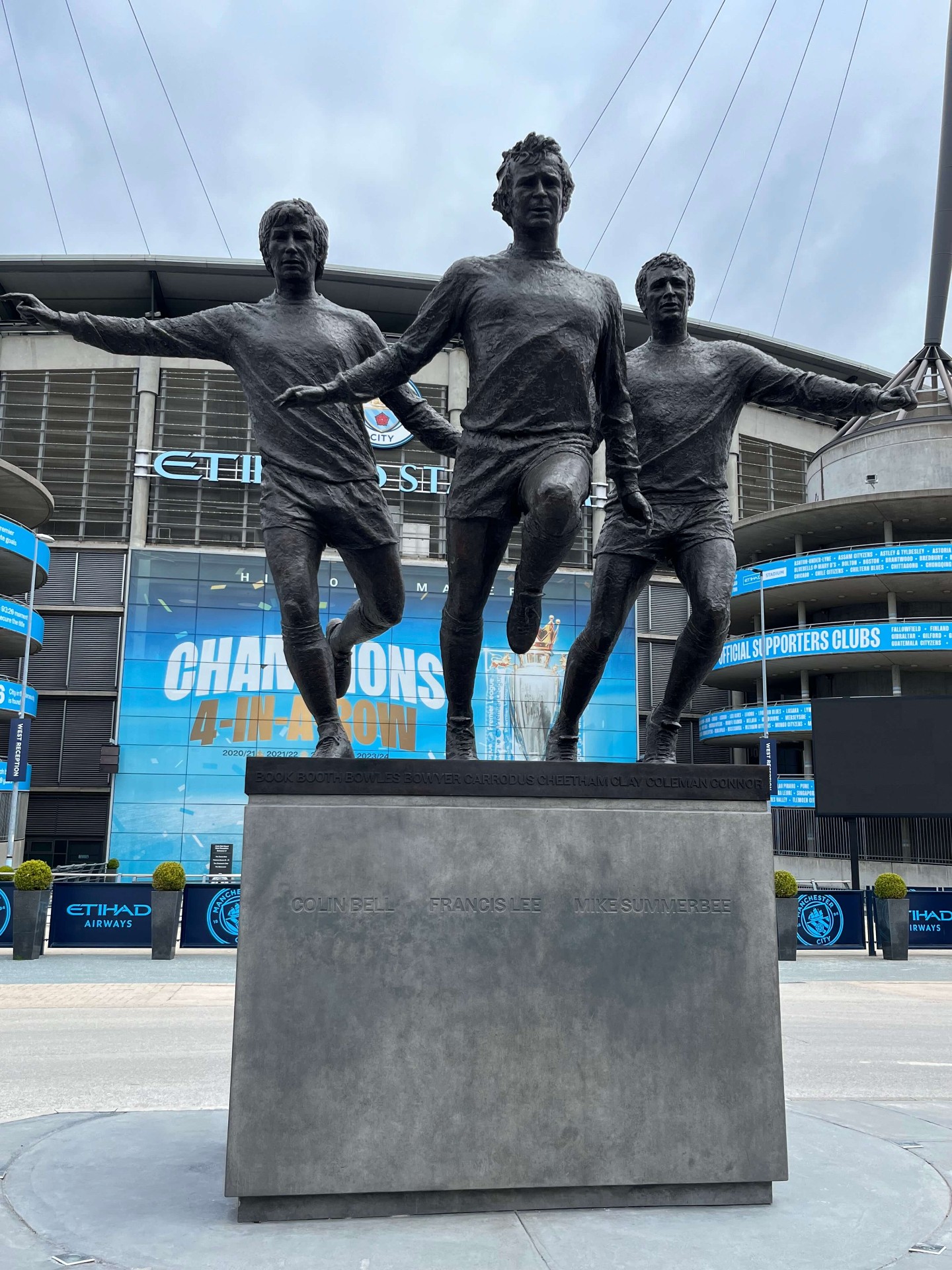 Standbeeld van Colin Bell, Francis Lee en Mike Summerbee voor het Etihad Stadium