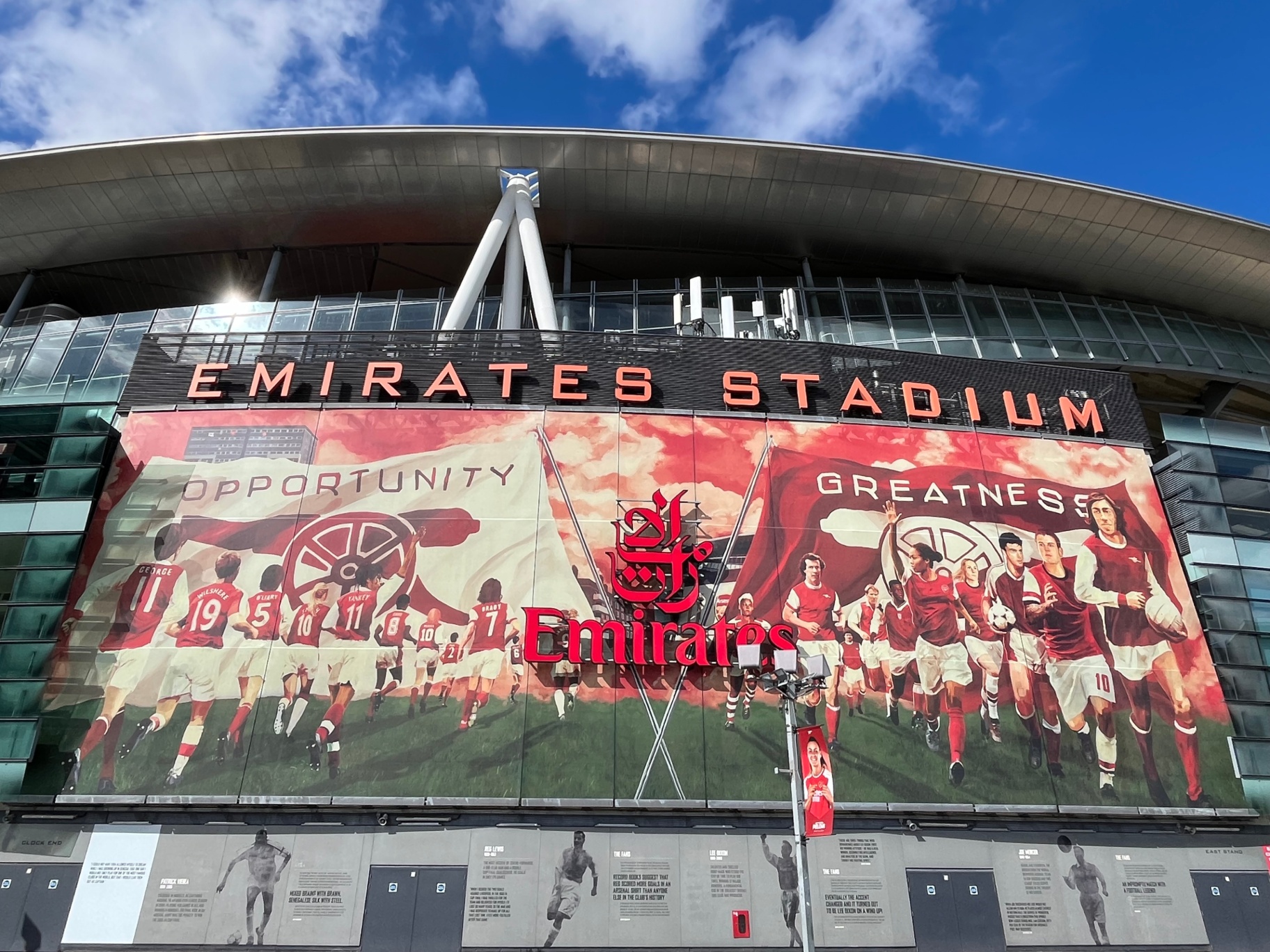 De 'Opportunity & Greatness' Emirates muurschildering aan de buitenkant van het Emirates Stadium