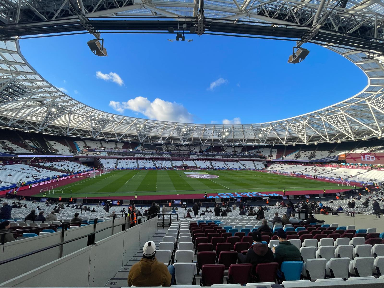 Uitzicht vanaf de tribune op het veld van het London Stadium van West Ham United
