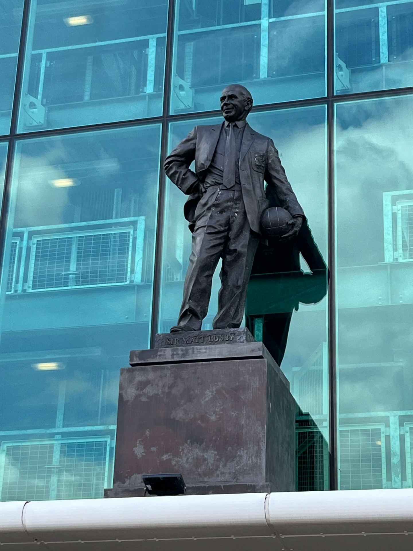 Standbeeld van Sir Matt Busby voor de hoofdingang van Old Trafford