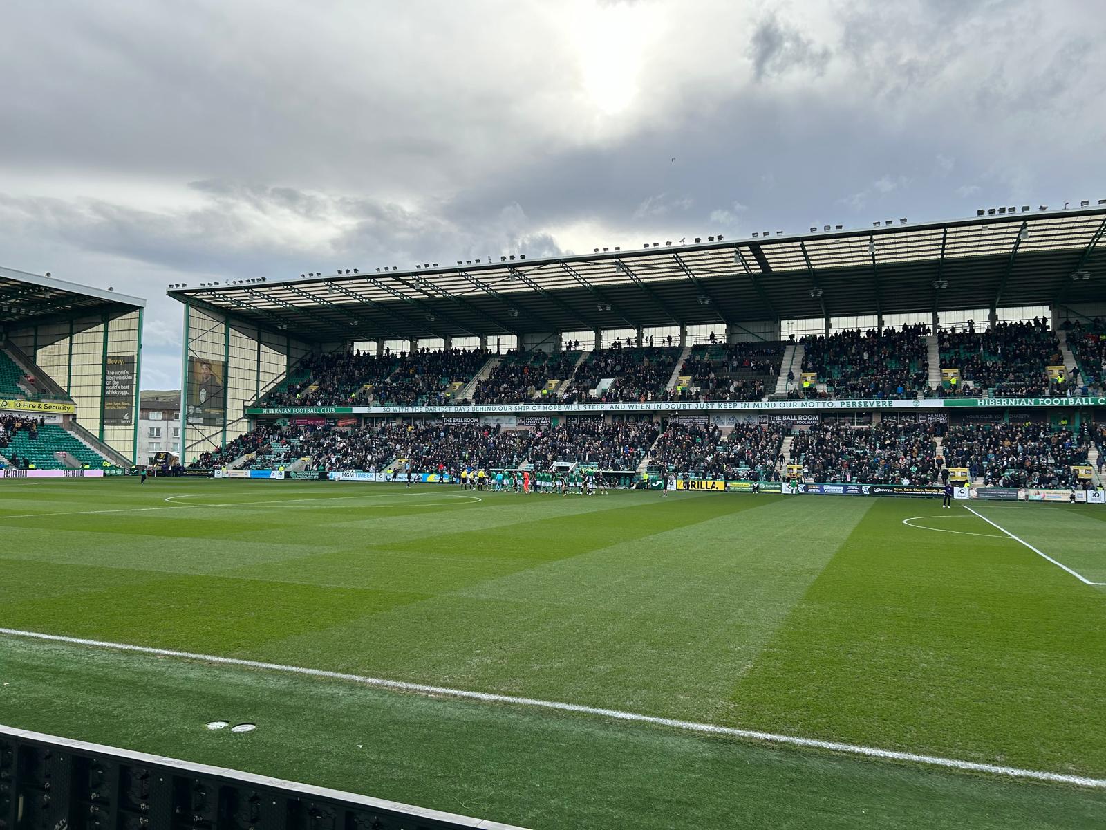 De hoofdtribune van Easter Road met de Hibernian-supporters