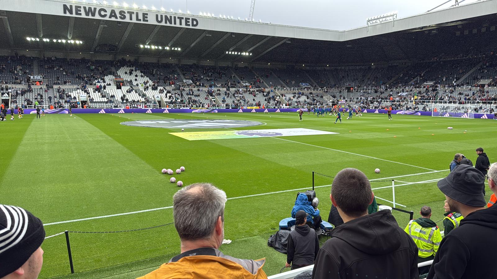 De Newcastle United-letters op de hoofdtribune van St James' Park tijdens de warming-up