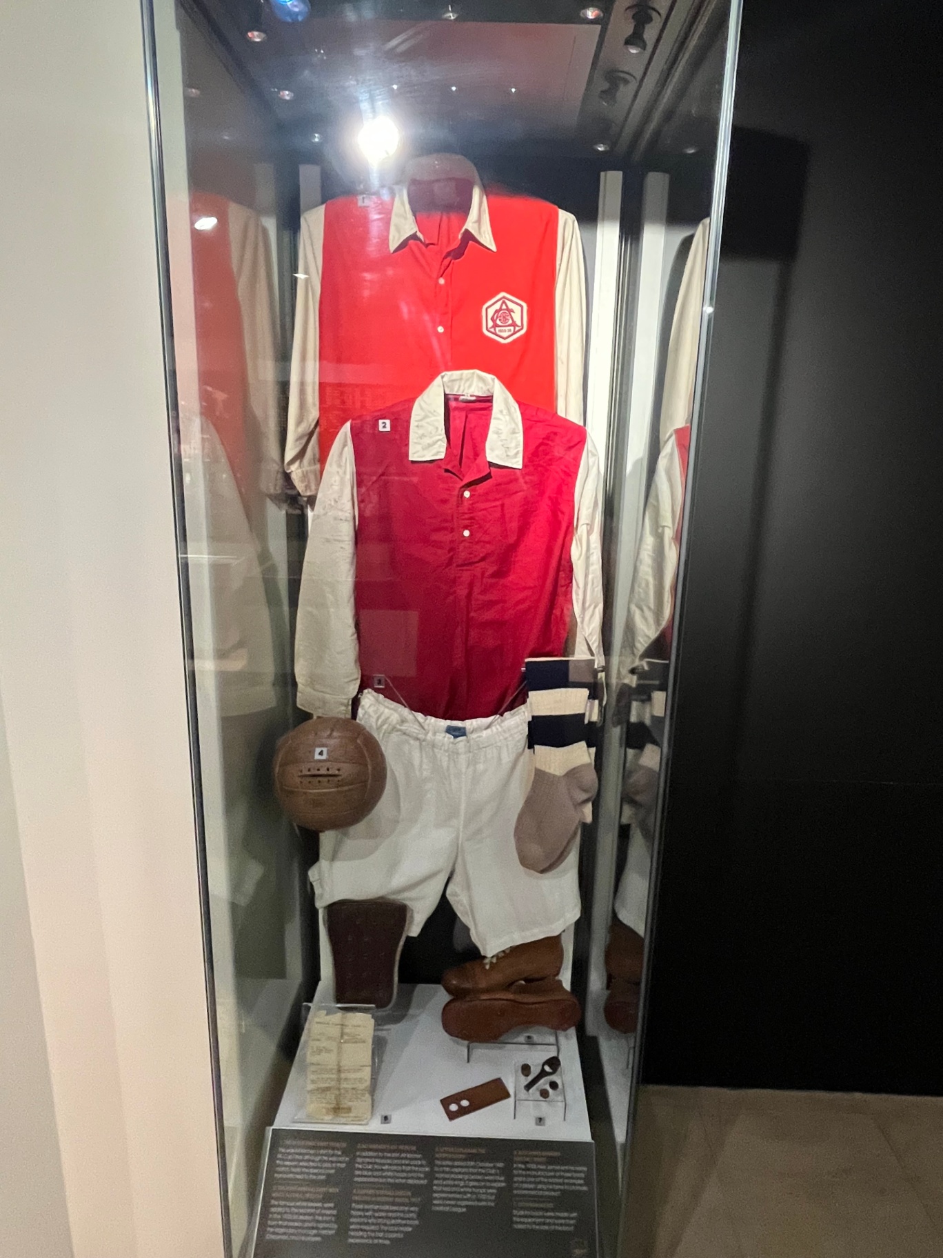 Historisch Arsenal tenue uit de begintijd van de club in het Arsenal museum