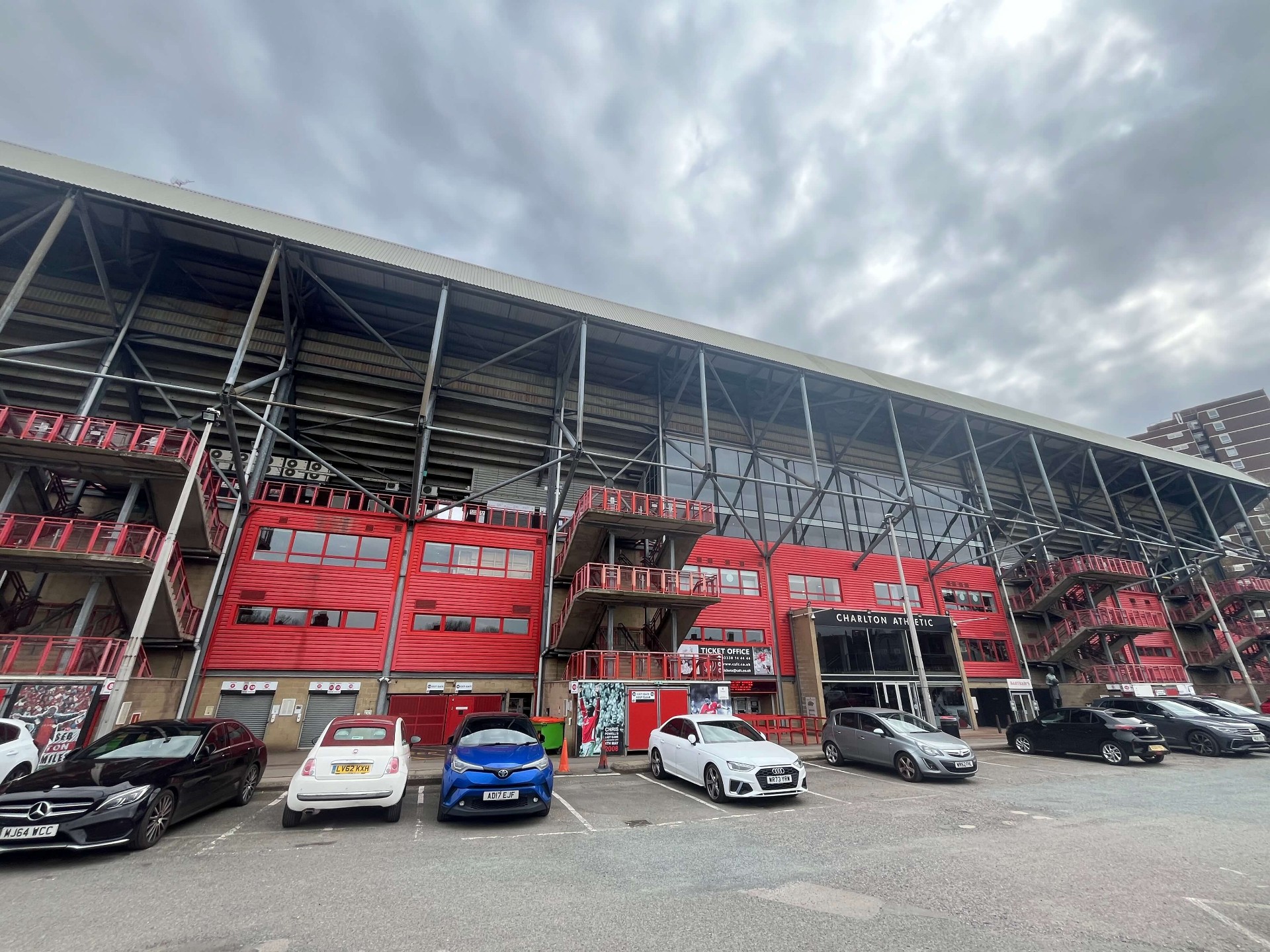 Buitenkant van The Valley met de hoofdingang van Charlton Athletic en stalen constructie