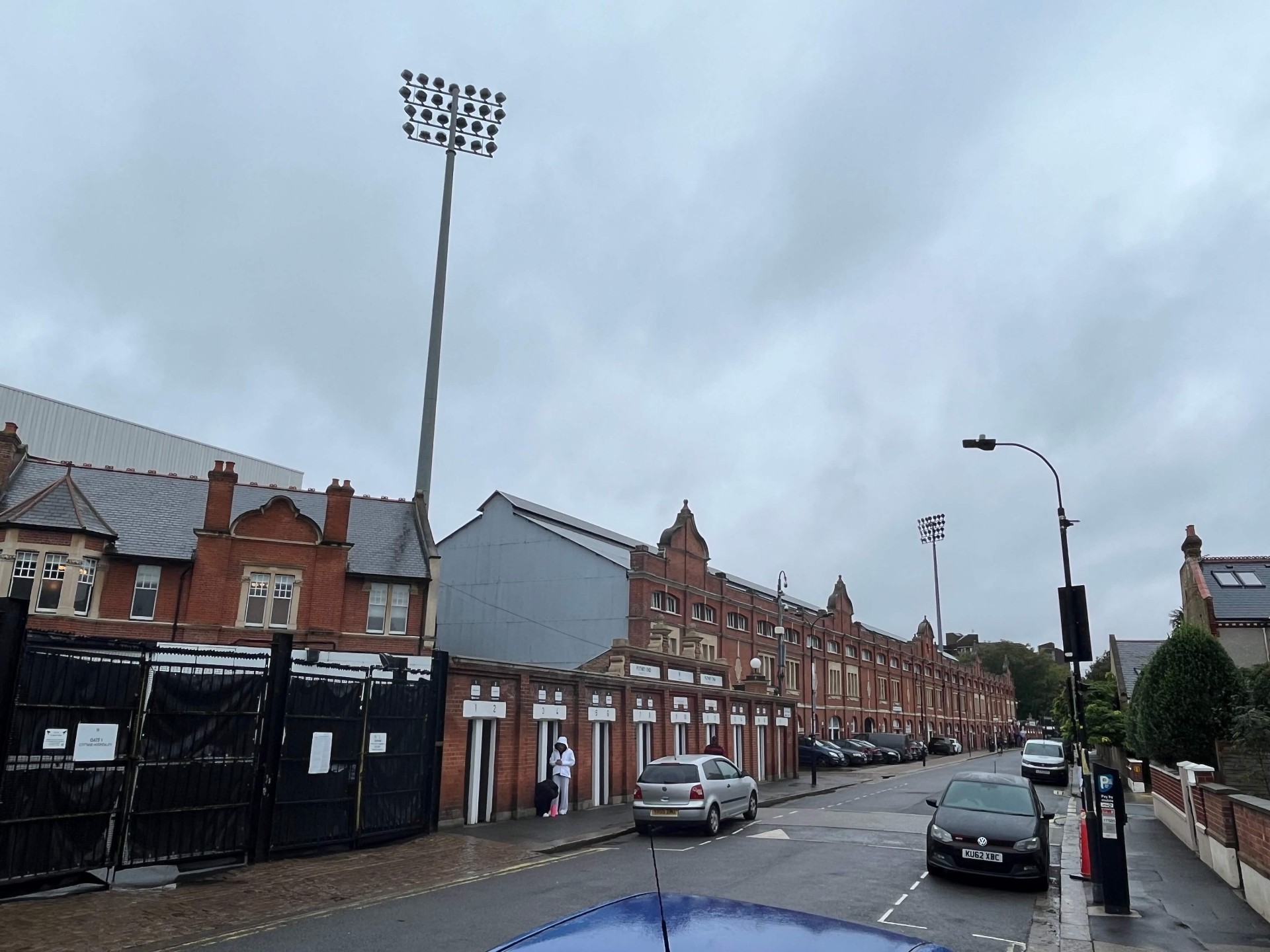 Putney End van Craven Cottage met historische rode bakstenen gevel en lichtmast