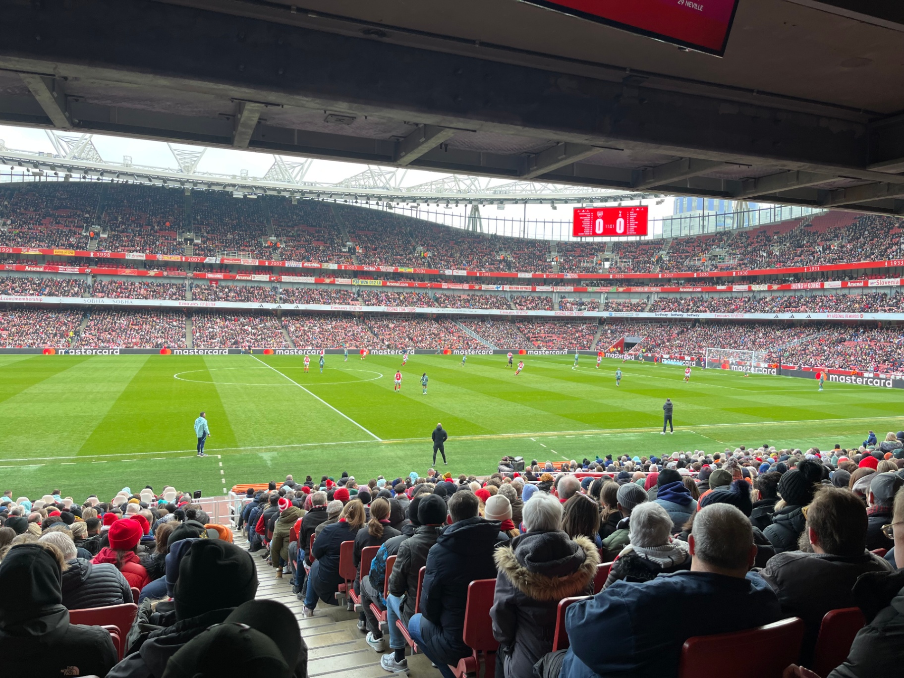 Uitverkocht Emirates Stadium tijdens een Premier League wedstrijd van Arsenal vanuit de tribune
