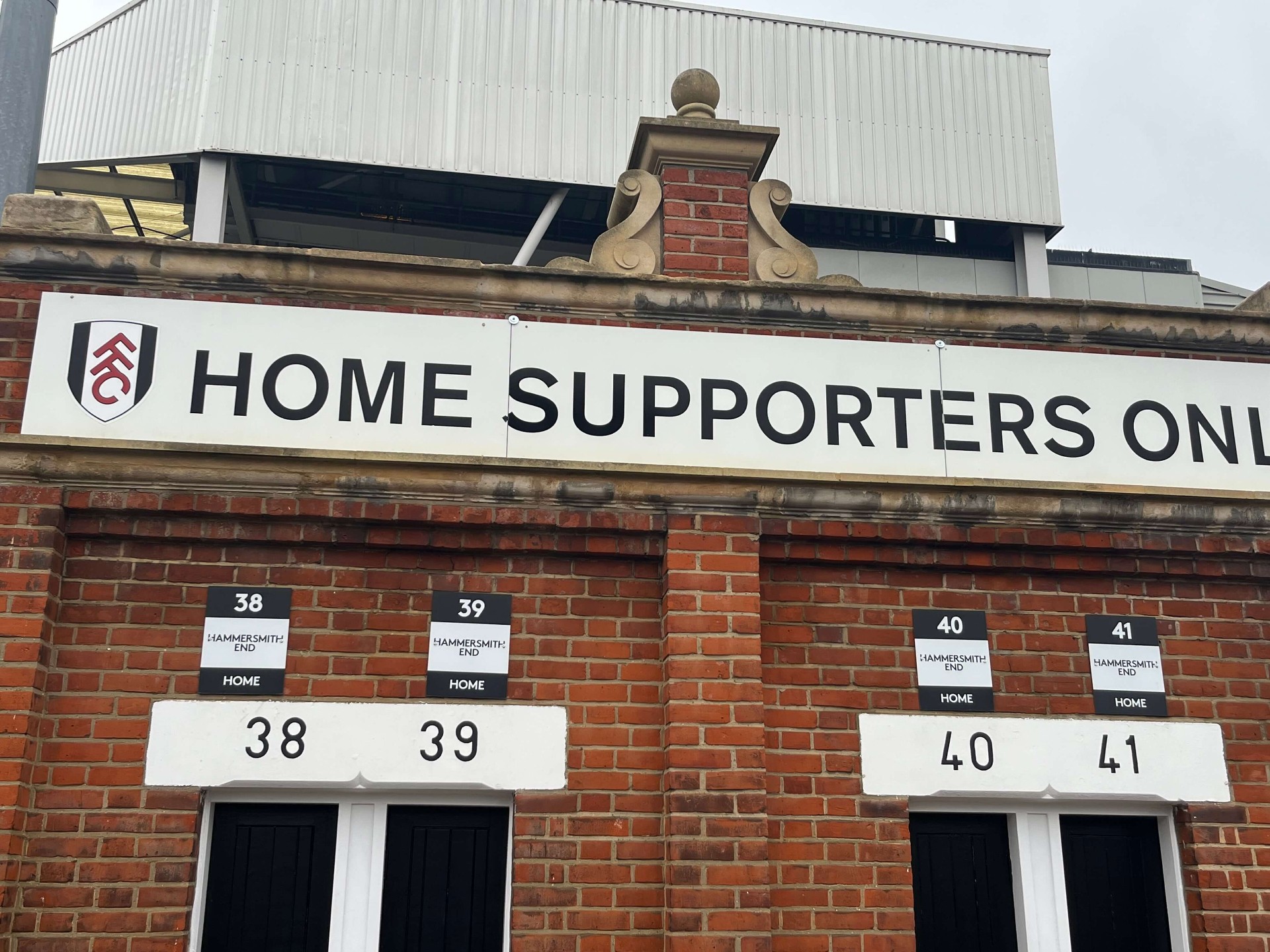Hammersmith End ingang van Craven Cottage met Home Supporters Only bord