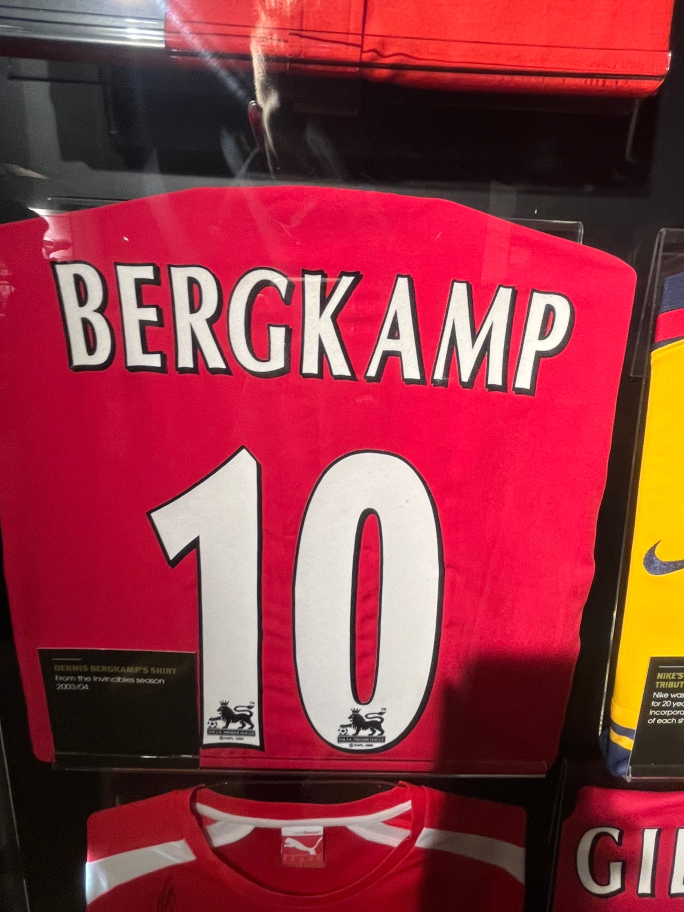 Het shirt van Dennis Bergkamp uit het Invincibles seizoen 2003/04 in het Arsenal museum