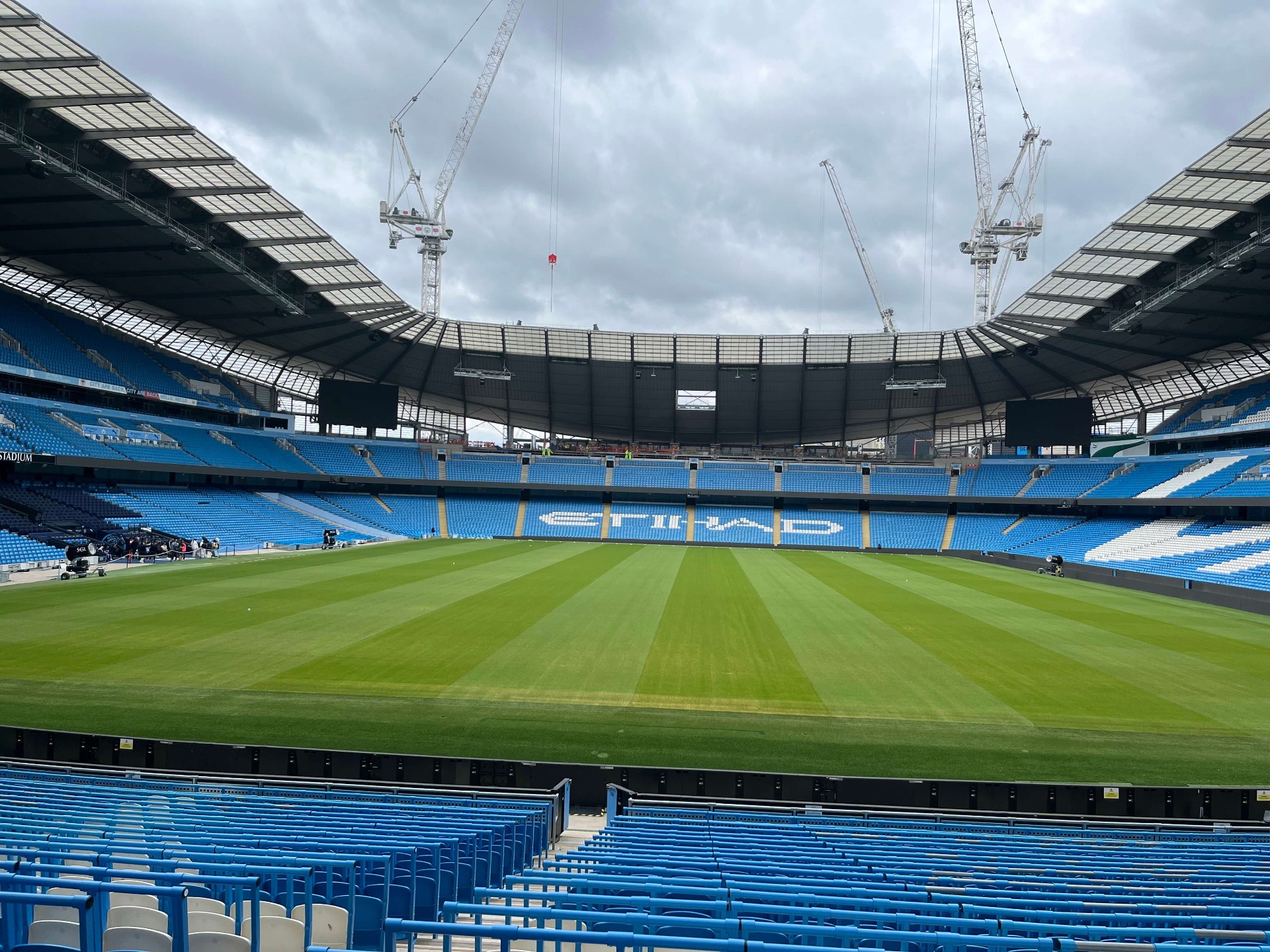 Uitzicht vanaf de tribune op het veld van het Etihad Stadium van Manchester City