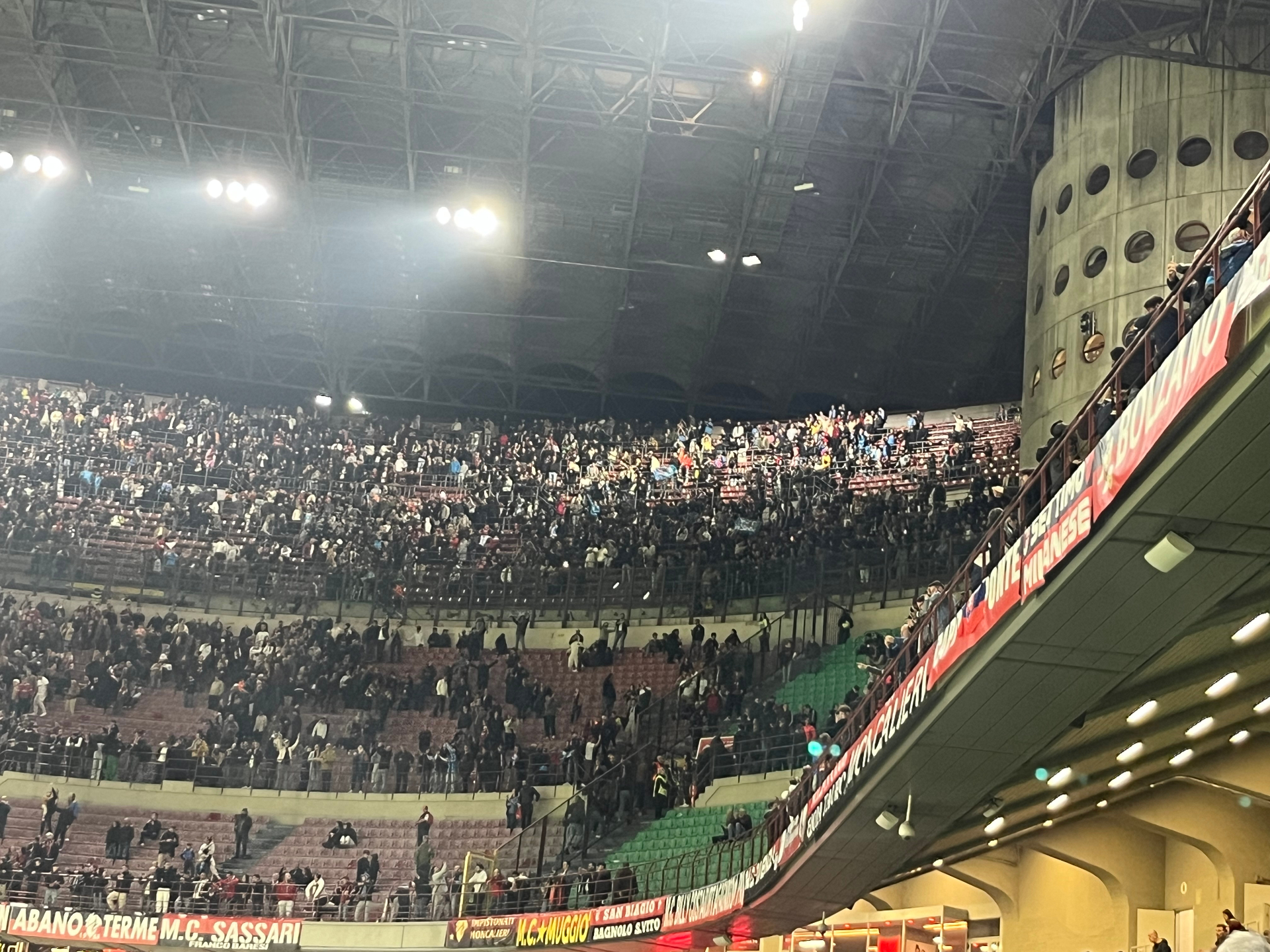 Het tweede en derde ring van het San Siro met supporters en spandoeken tijdens een AC Milan wedstrijd