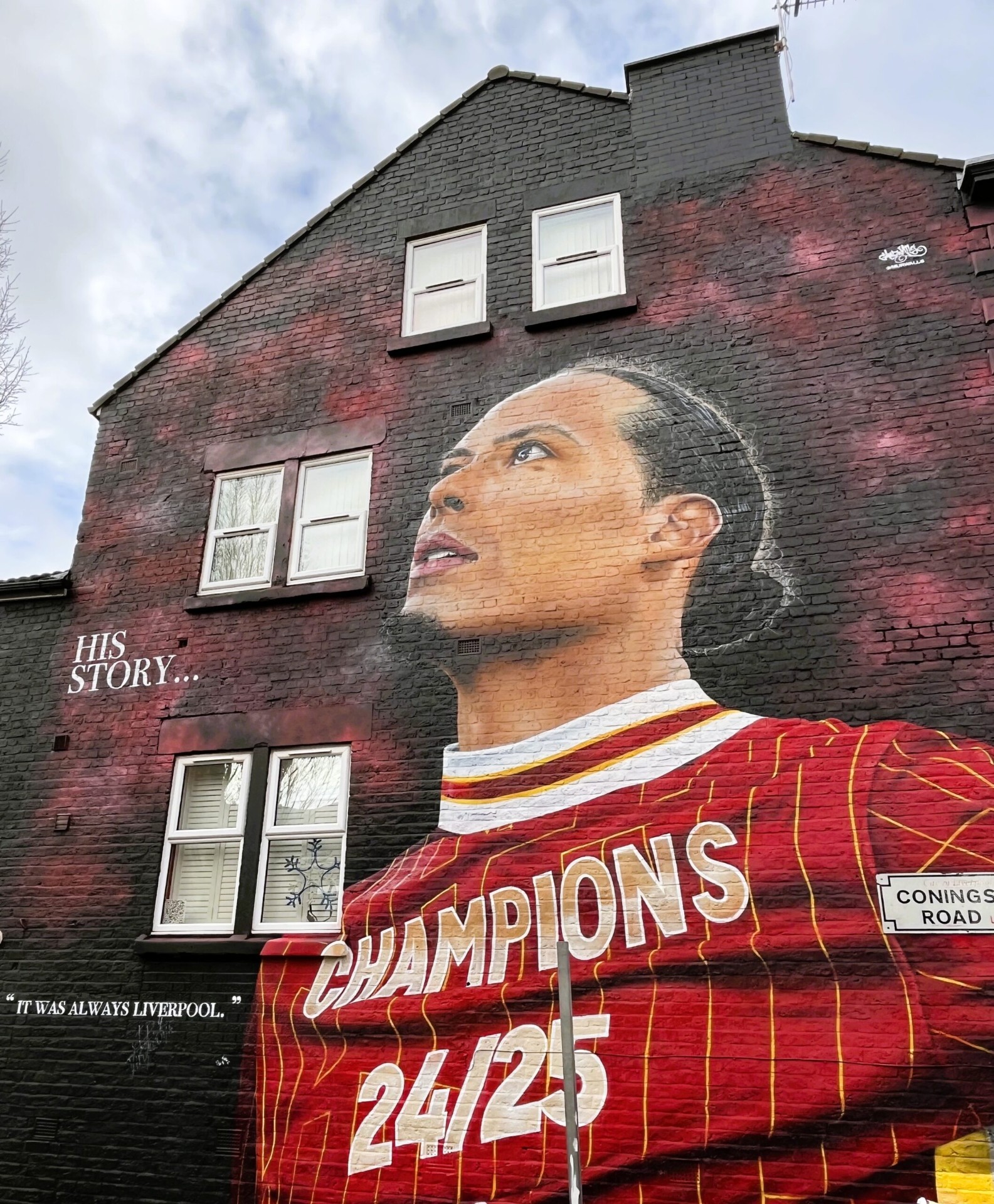 Sfeerbeeld van The Kop op Anfield tijdens een Liverpool warm-up