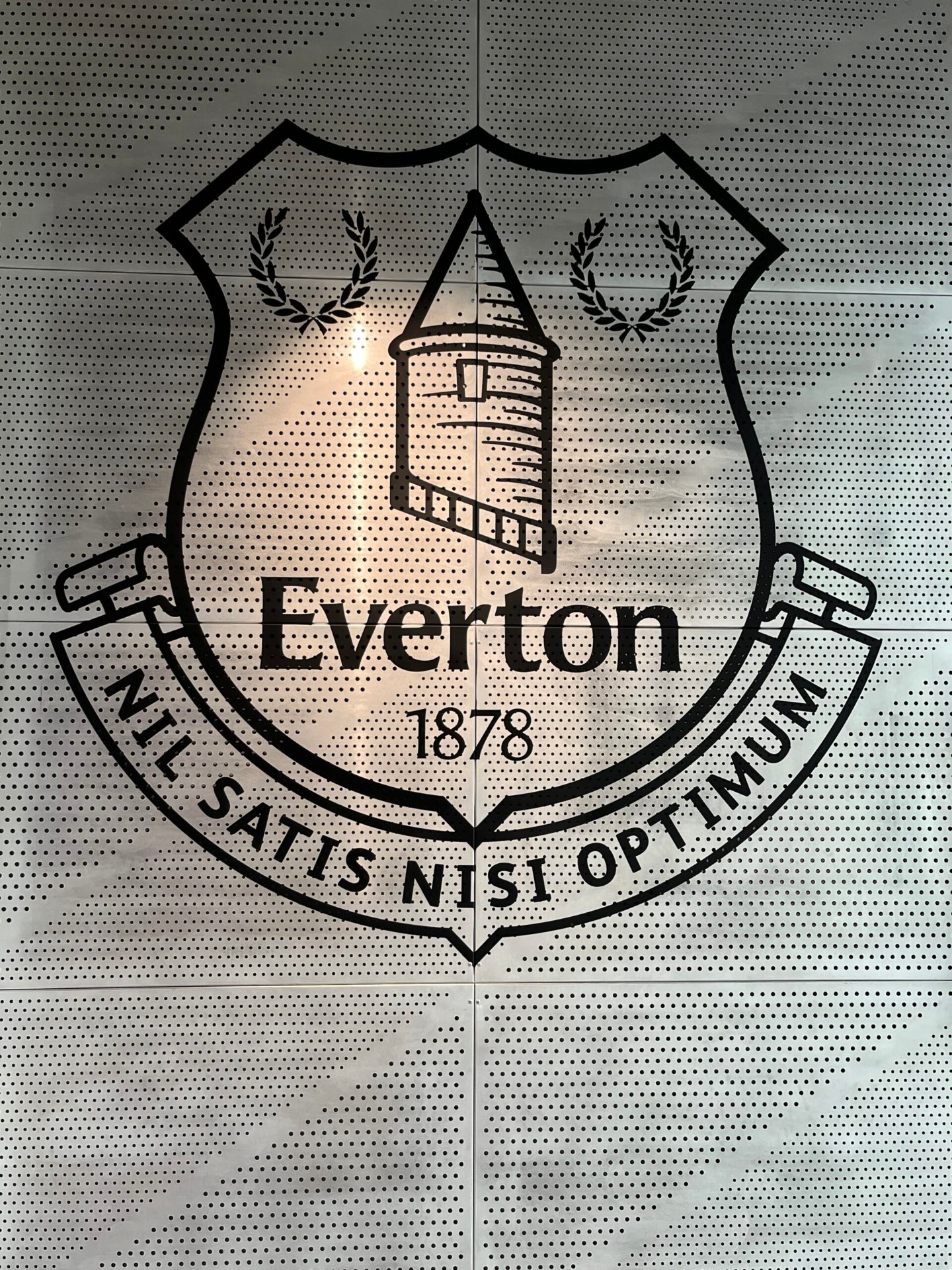 Groot Everton clublogo Nil Satis Nisi Optimum op een geperforeerde metalen wand in het Hill Dickinson Stadium