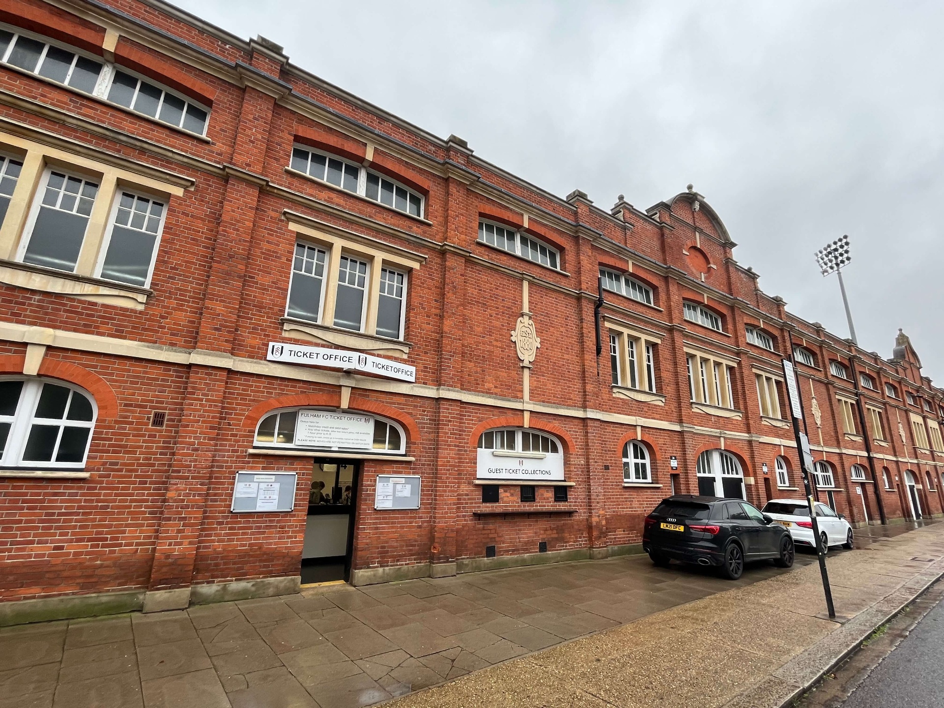 Het Victoriaanse hoofdgebouw met Fulham FC ticket office aan Stevenage Road