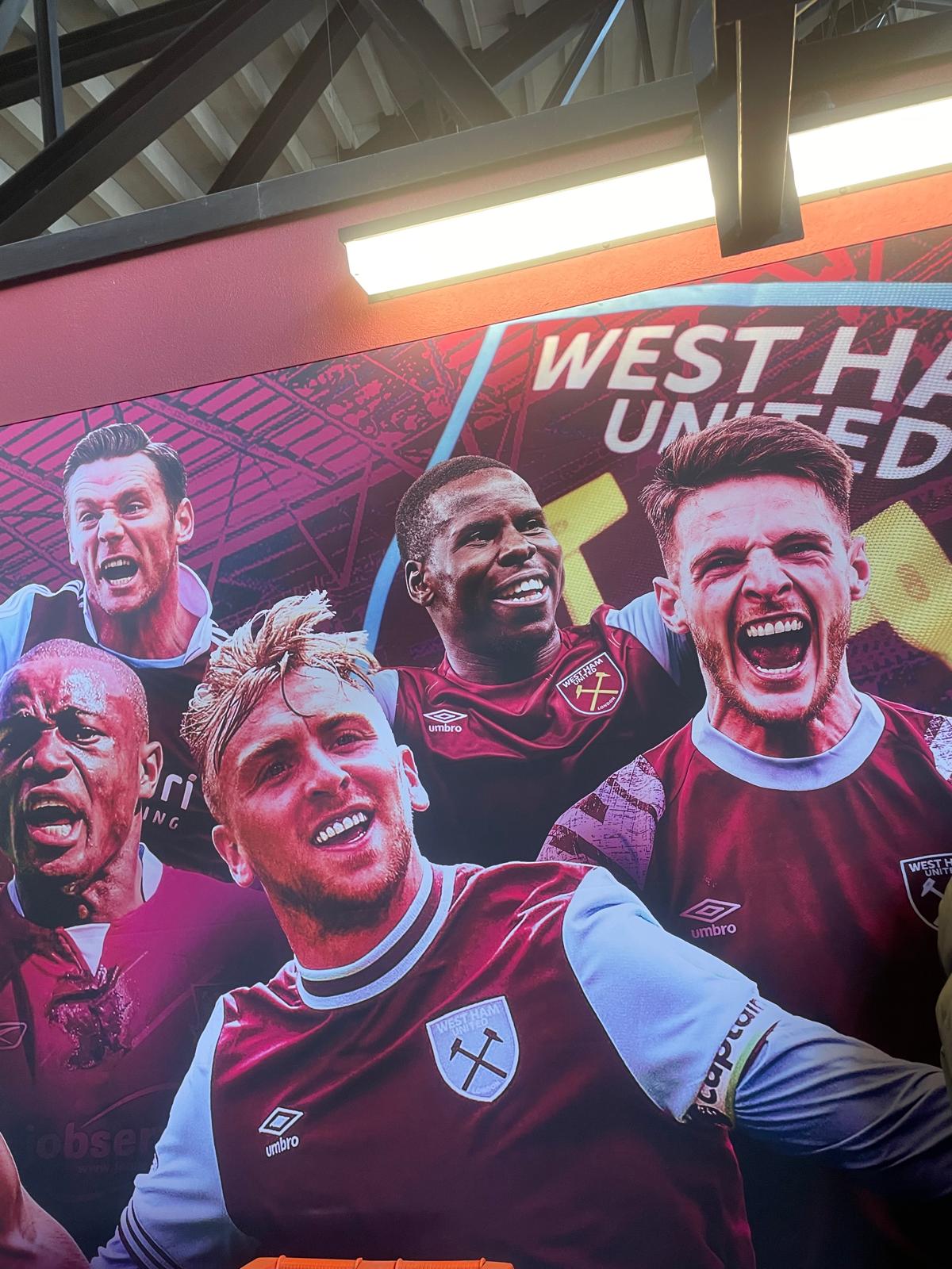 Muurschildering van West Ham United iconen waaronder Declan Rice en Kurt Zouma in het London Stadium