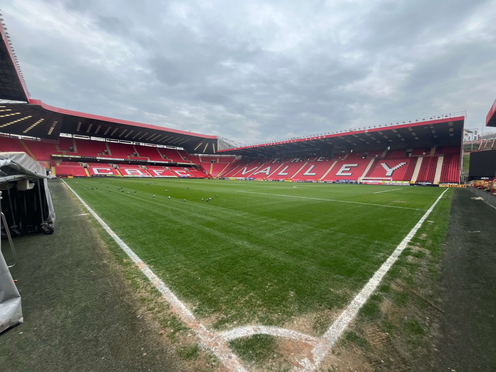 Panorama van The Valley met de rode tribunes en CAFC VALLEY mozaïek in de seats