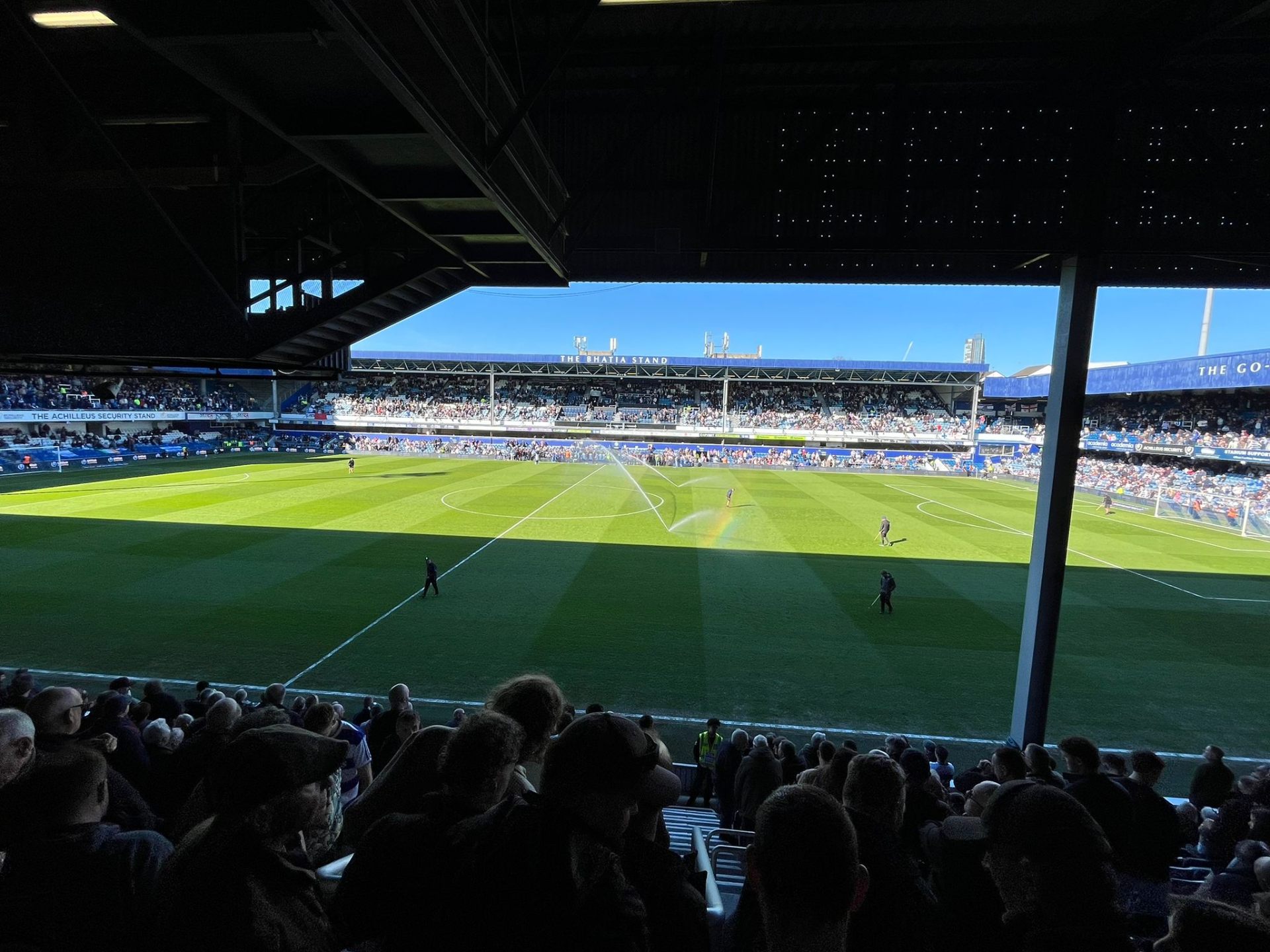 Uitzicht op Loftus Road met The Bhatia Stand en het veld vanuit de tribune