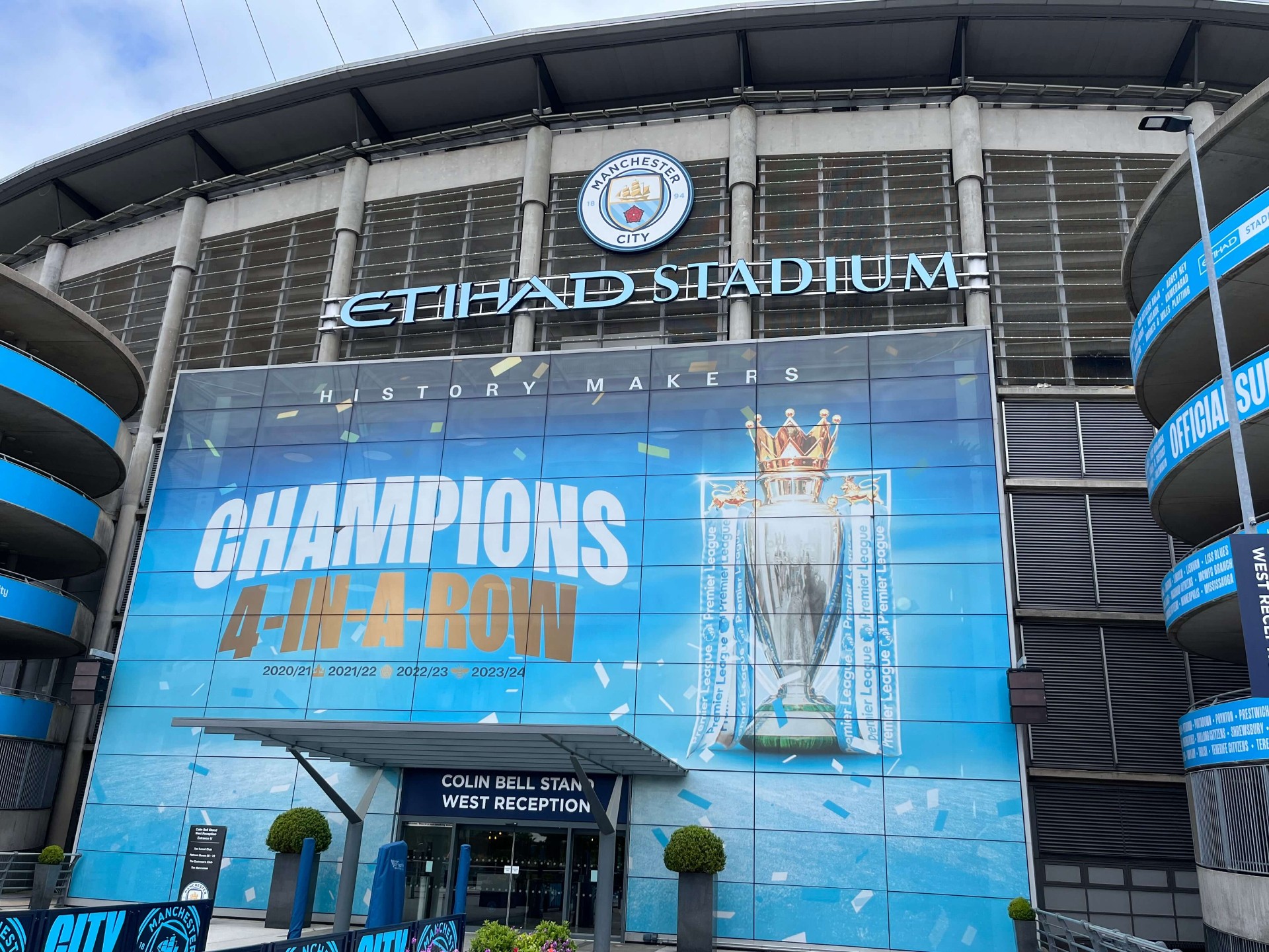 Champions 4-in-a-row banner aan het Etihad Stadium van Manchester City