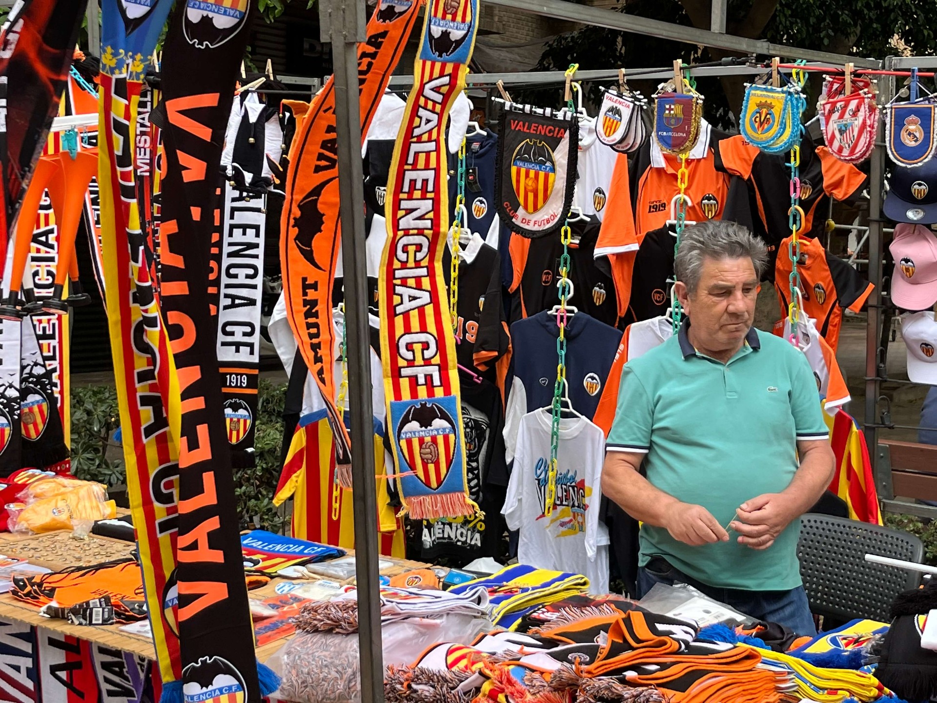 Kraam met Valencia CF sjaals, shirts en wimpels rond Mestalla