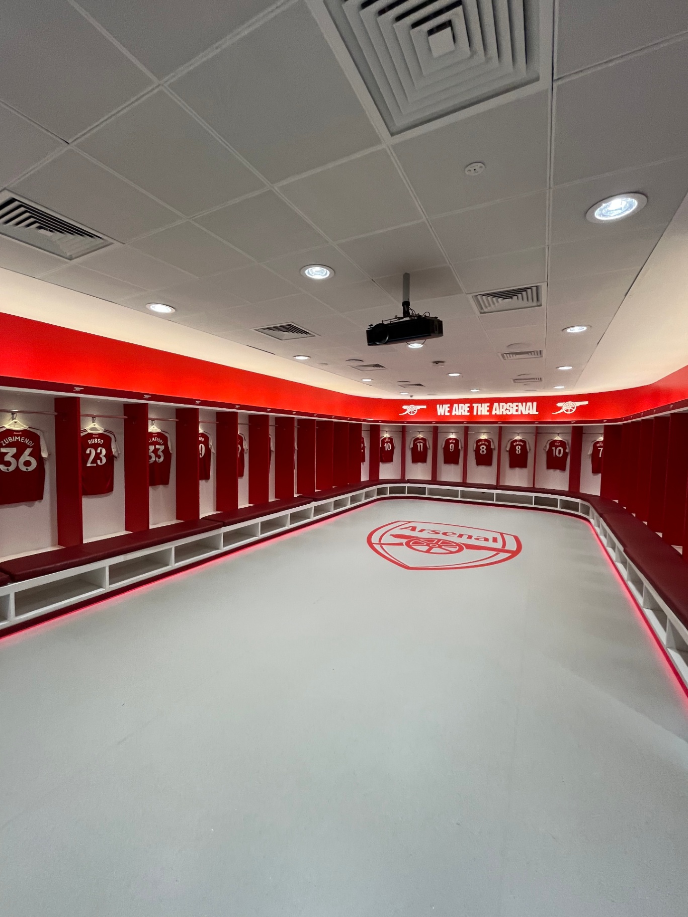 De spelerskleedkamer van Arsenal op het Emirates Stadium met 'We Are The Arsenal' boven de shirts