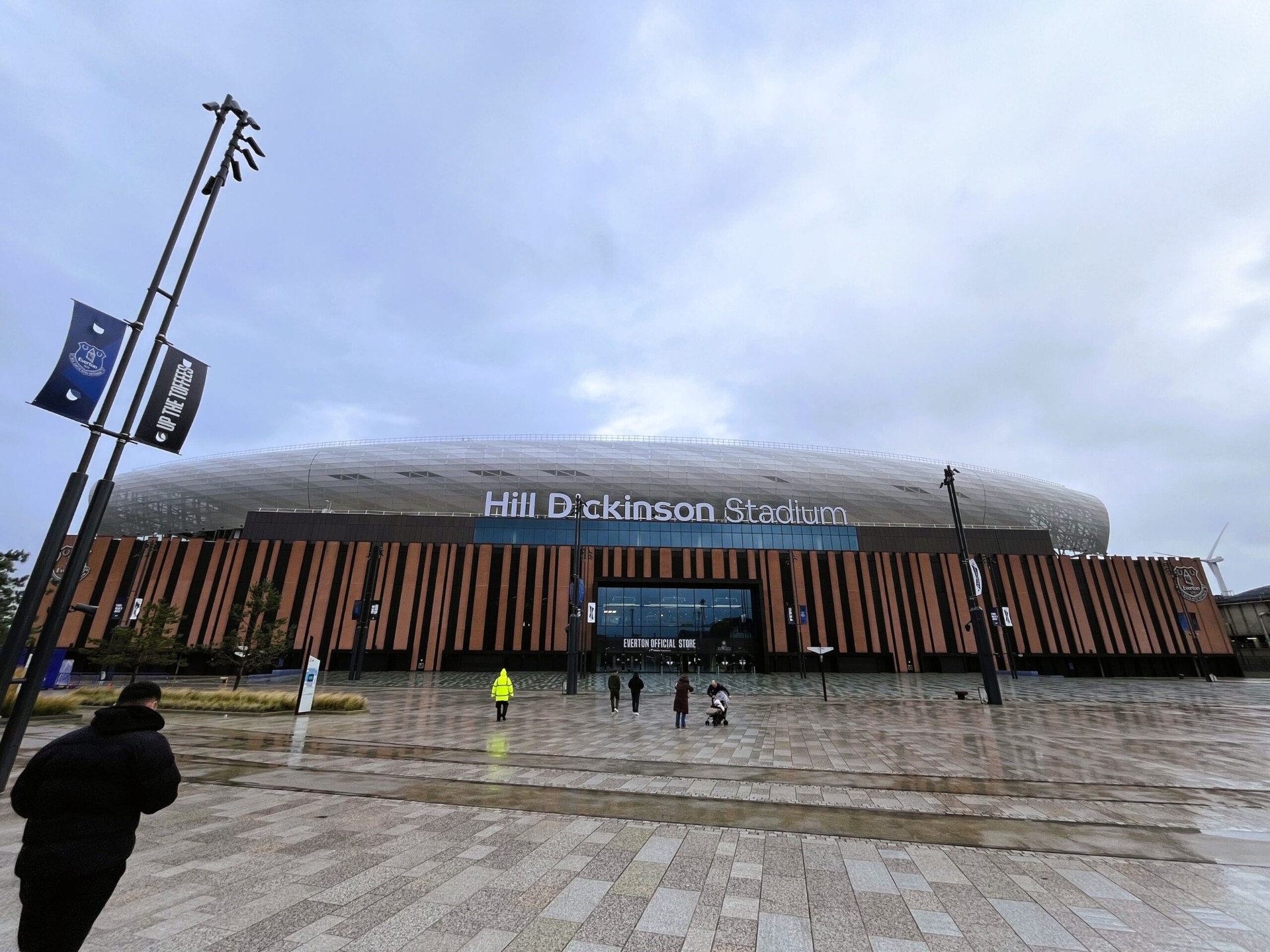Vooraanzicht van het Hill Dickinson Stadium van Everton aan de Bramley-Moore Dock in Liverpool