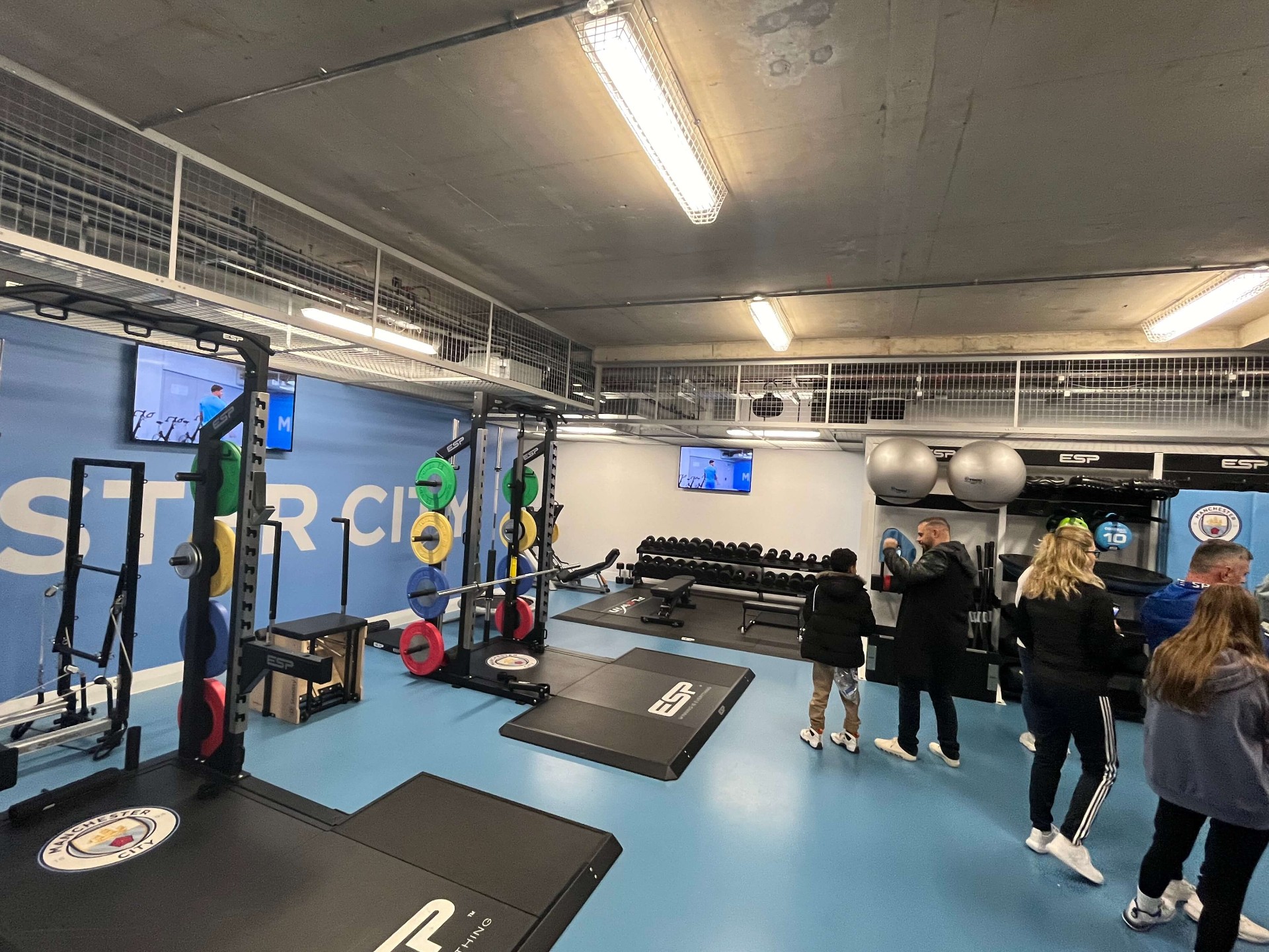 Krachthonk tijdens de stadiontour van Manchester City in het Etihad Stadium