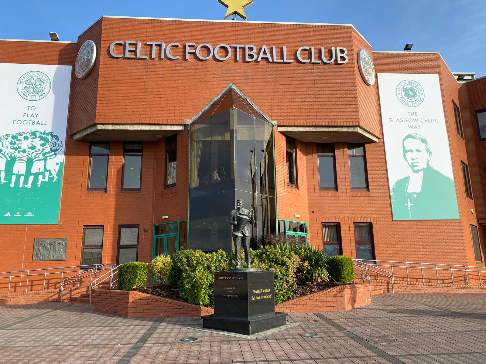 Aankomst van de spelersbus bij Celtic Park