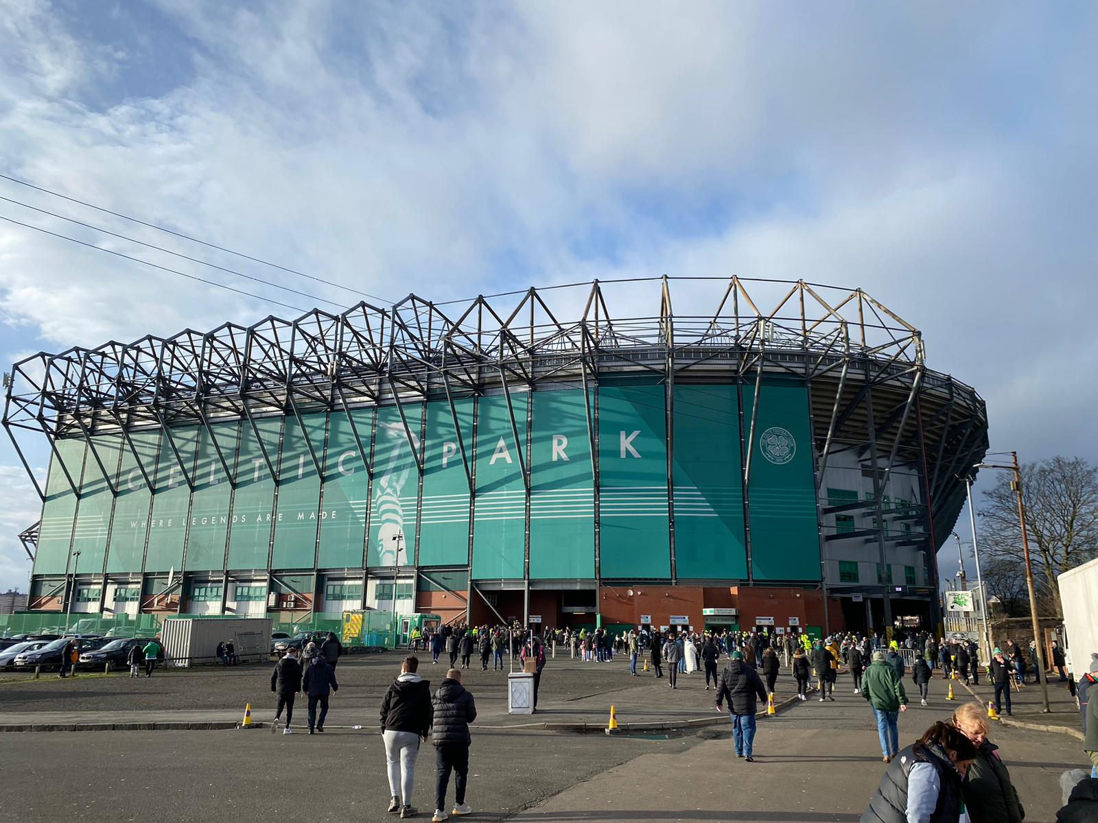 Celtic Park van buiten met de groene gevel 'Where Legends Are Made'