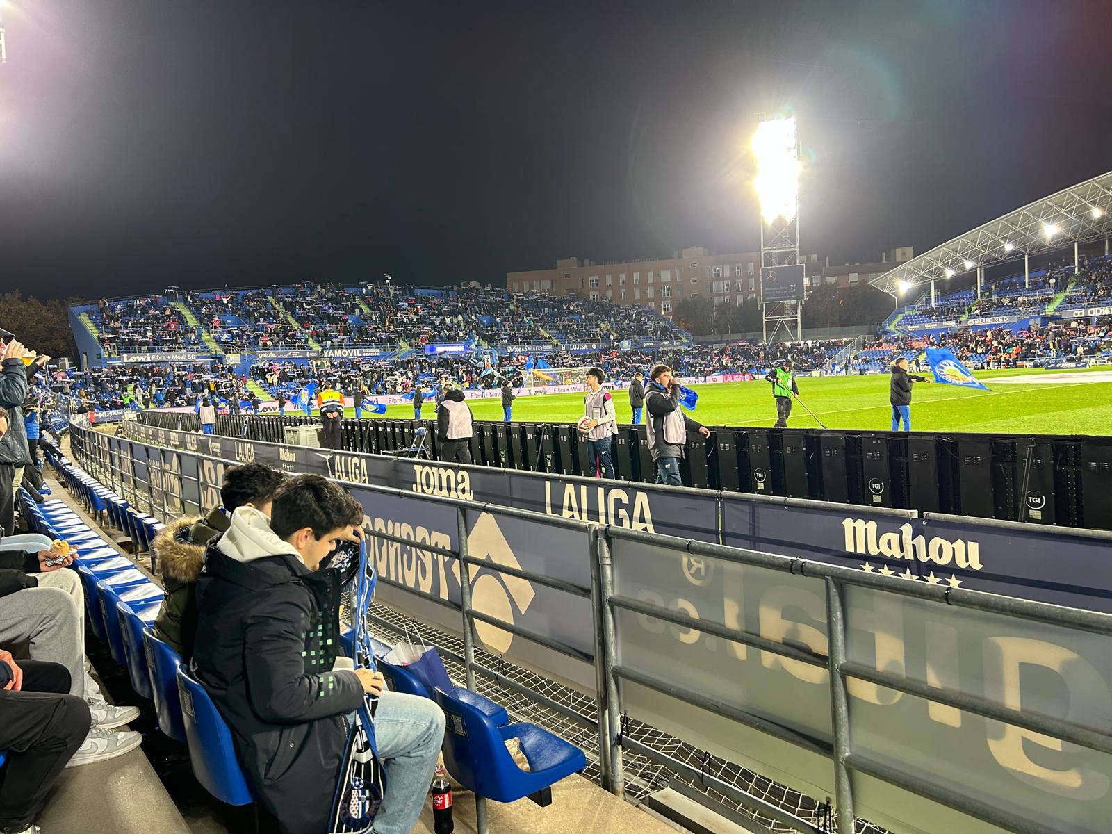 Getafe supporters op de tribune van het Coliseum onder de avondverlichting