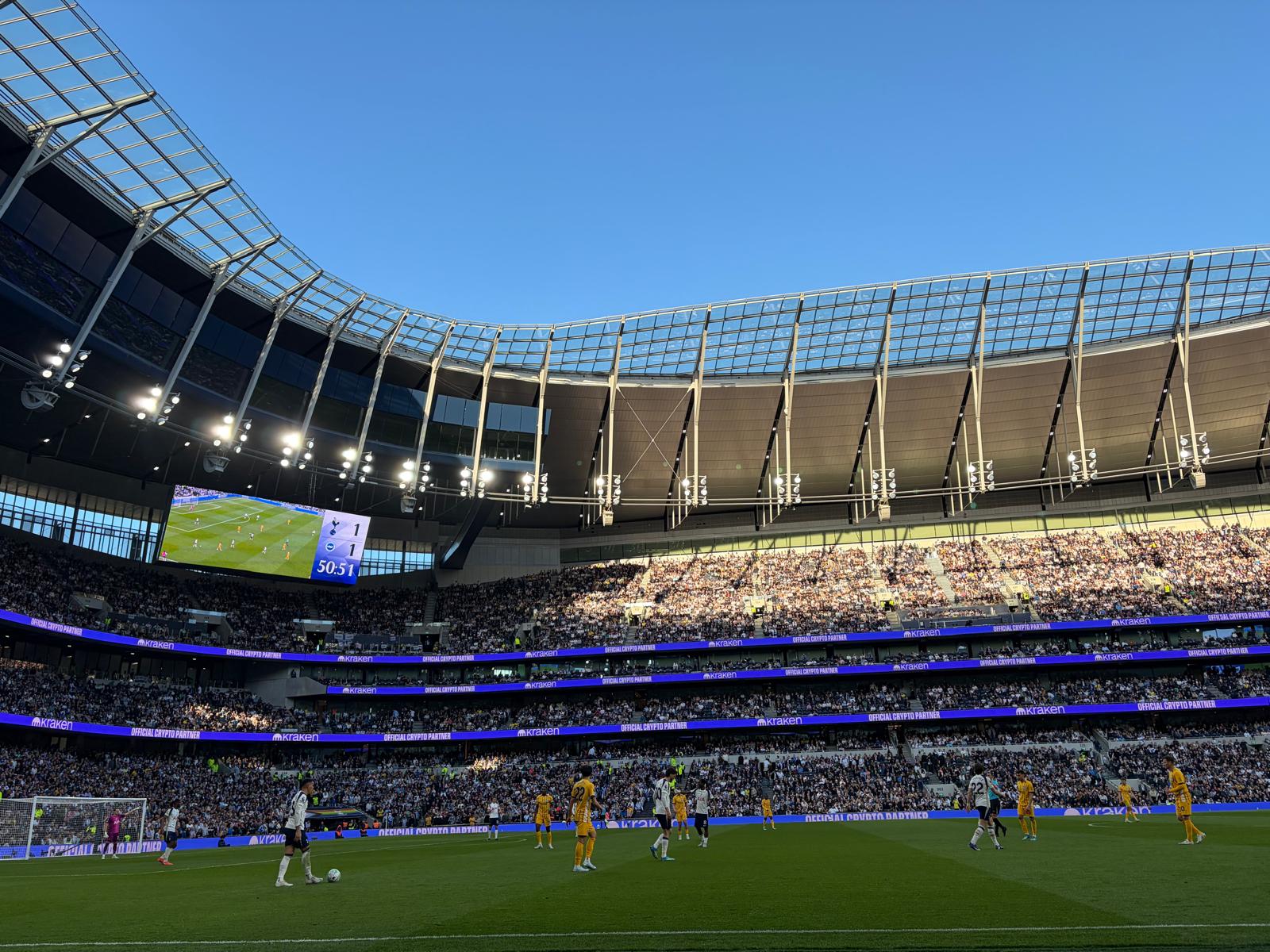 Het Tottenham Hotspur Stadium tijdens een Premier League wedstrijd in Londen