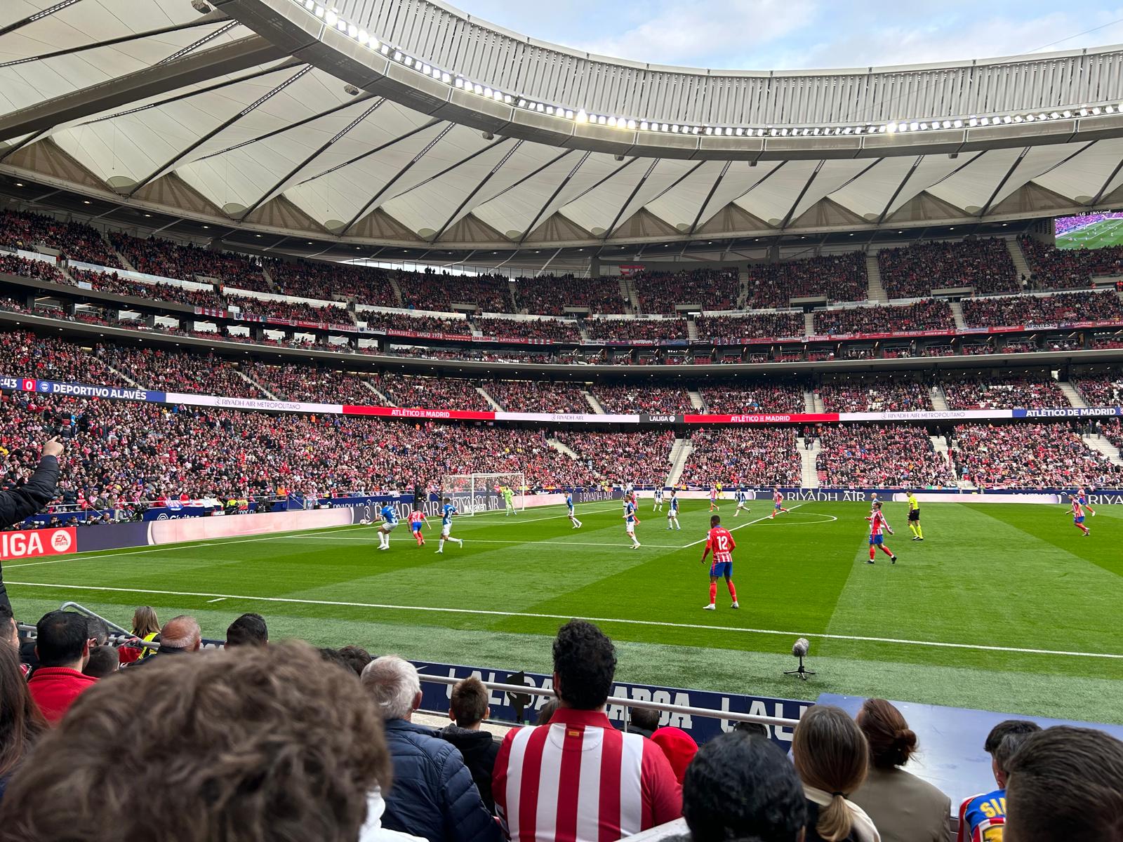 Uitzicht vanaf de tribune op het veld van het Riyadh Air Metropolitano tijdens Atlético Madrid - Deportivo Alavés