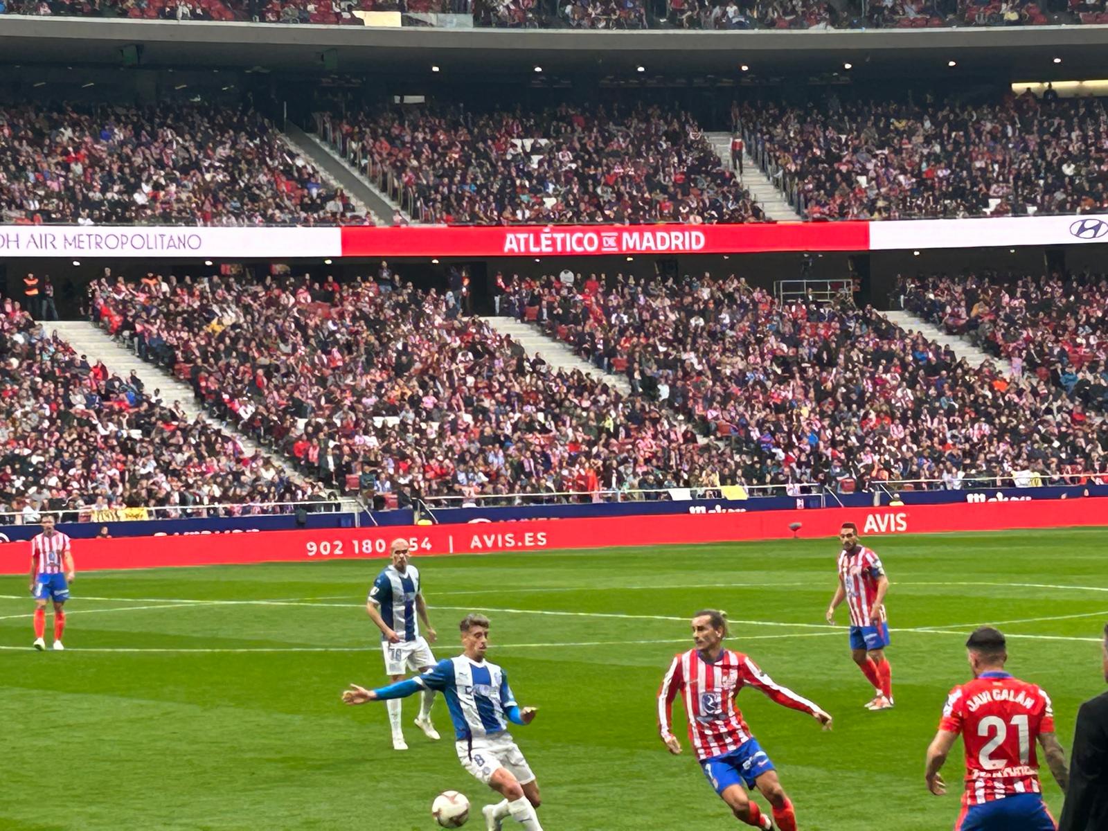 Antoine Griezmann en Javi Galán in actie voor Atlético Madrid op het Metropolitano