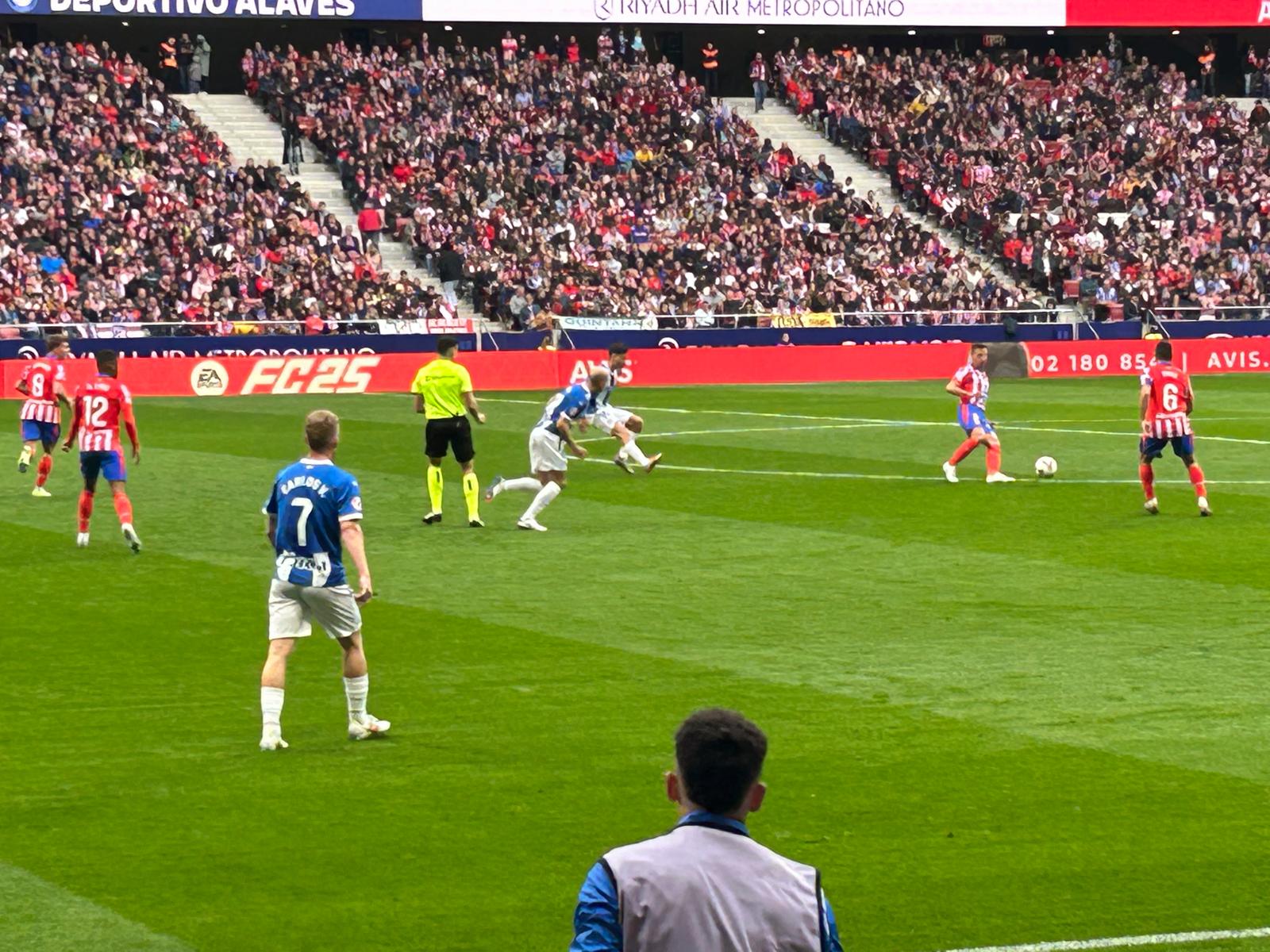 Spelactie tijdens Atlético Madrid - Alavés met volle tribunes op de achtergrond