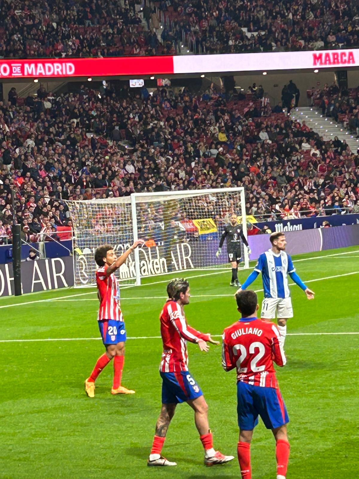 Atlético Madrid spelers Witsel, De Paul en Giuliano Simeone voor het doel in het Metropolitano