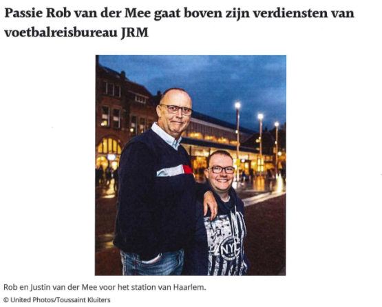 Rob en Justin van der Mee voor het station van Haarlem
