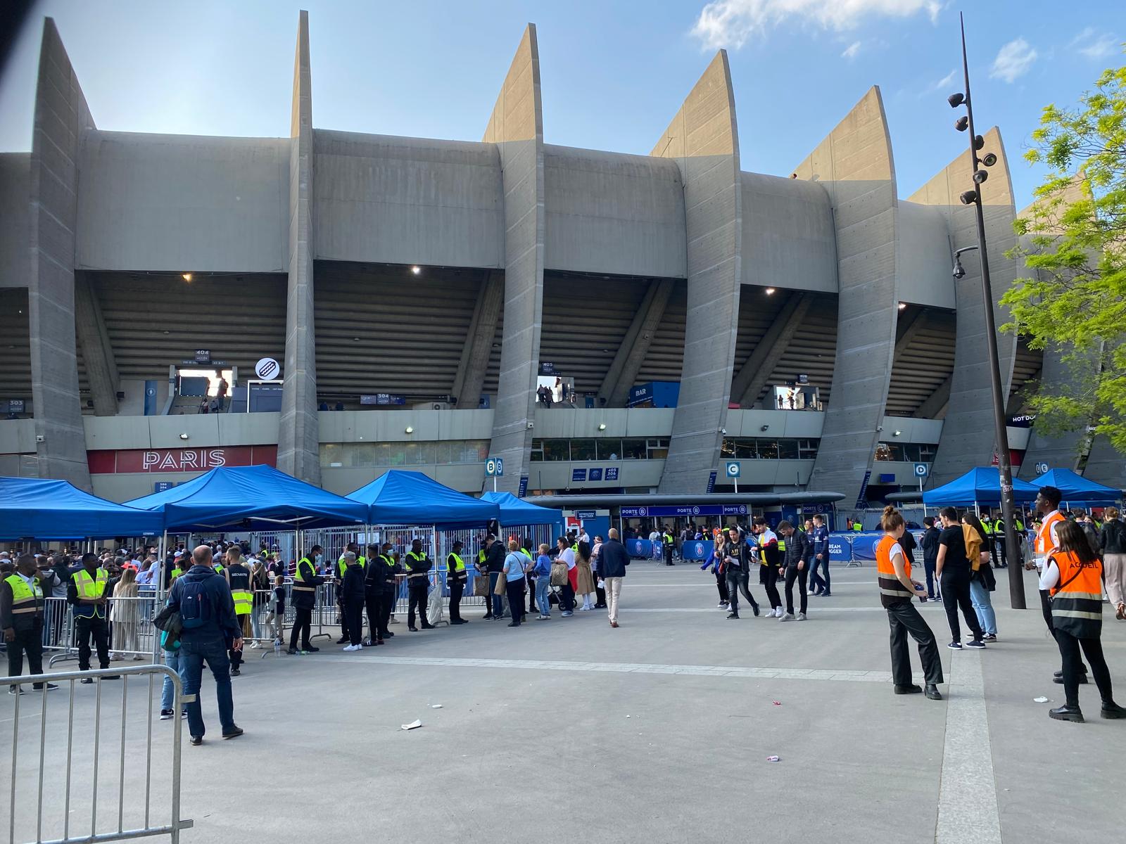 Buitenkant van het Parc des Princes met de iconische betonnen architectuur