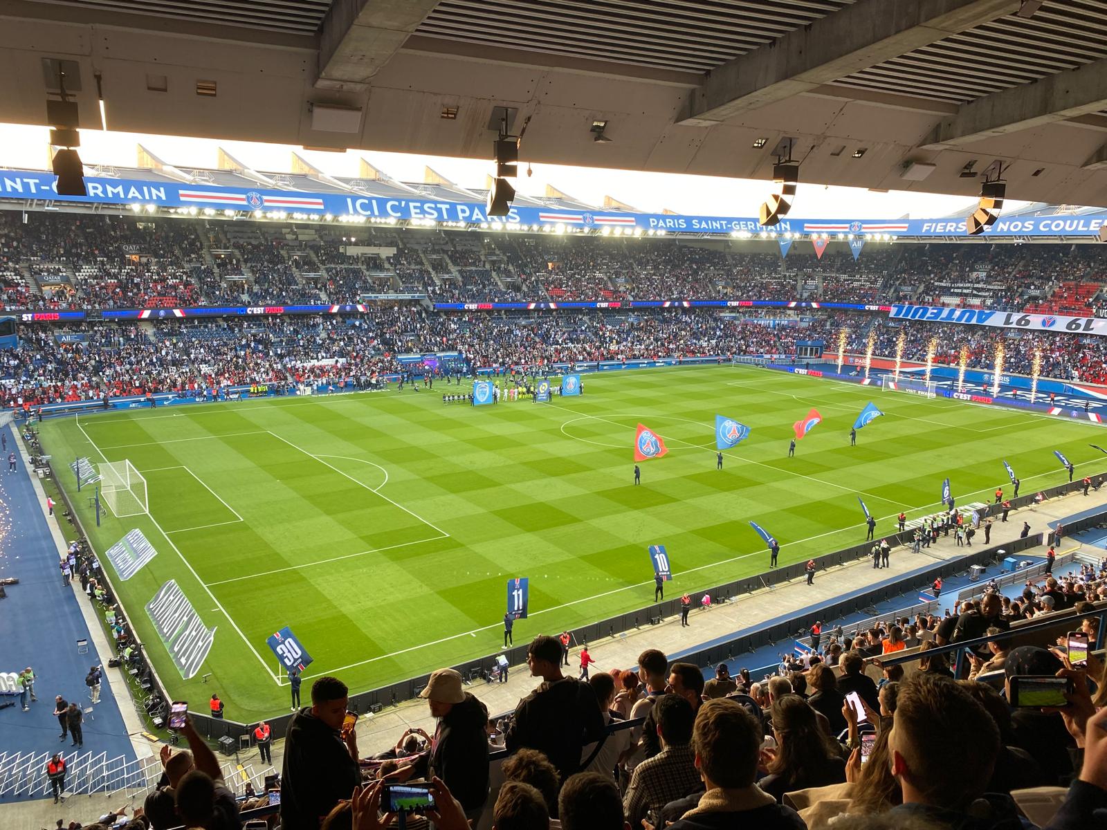 Parc des Princes tijdens een wedstrijd met vuurwerk en vlaggen van PSG