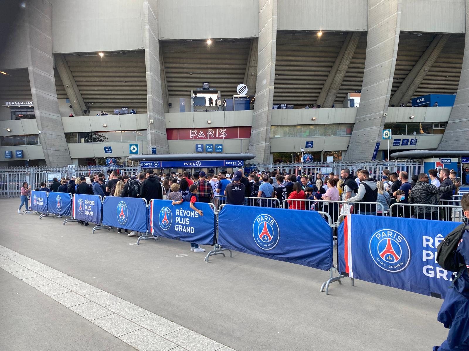 PSG-supporters in de rij voor Porte A van het Parc des Princes