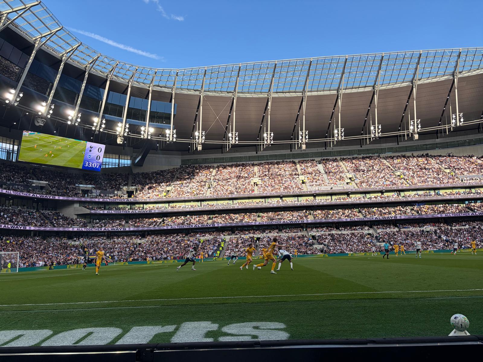 Uitzicht op het veld en het uitschuifbare dak van het Tottenham Hotspur Stadium