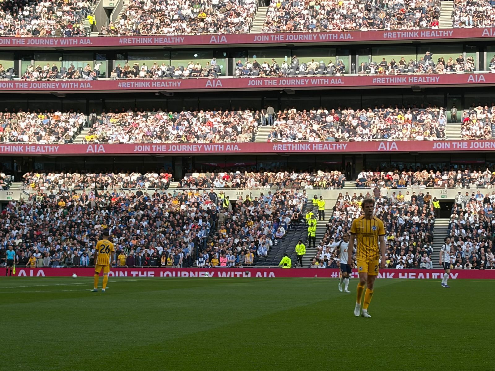 De steile tribunes en LED-borden in het Tottenham Hotspur Stadium
