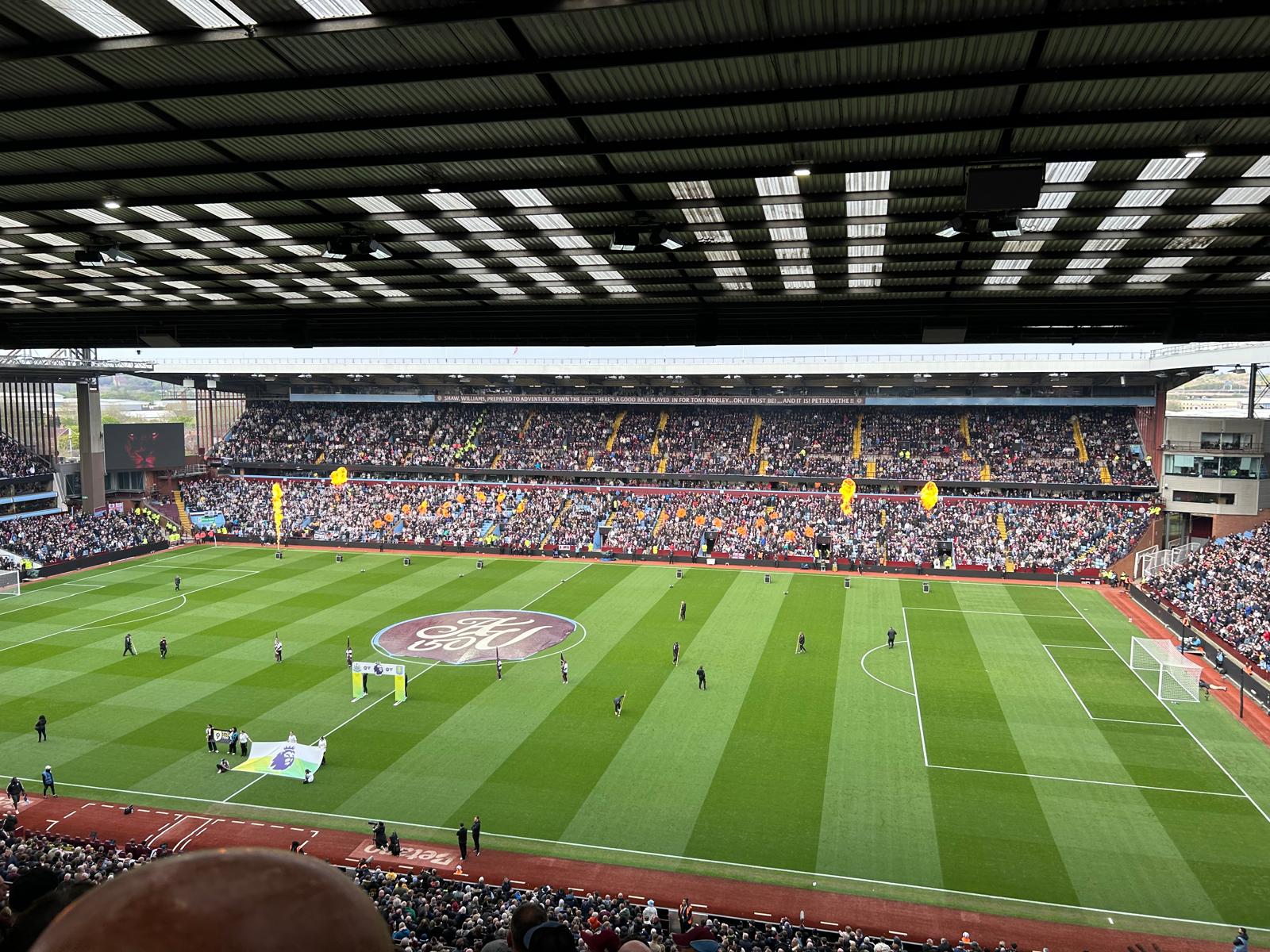 Uitzicht op het veld van Villa Park met de iconische Holte End
